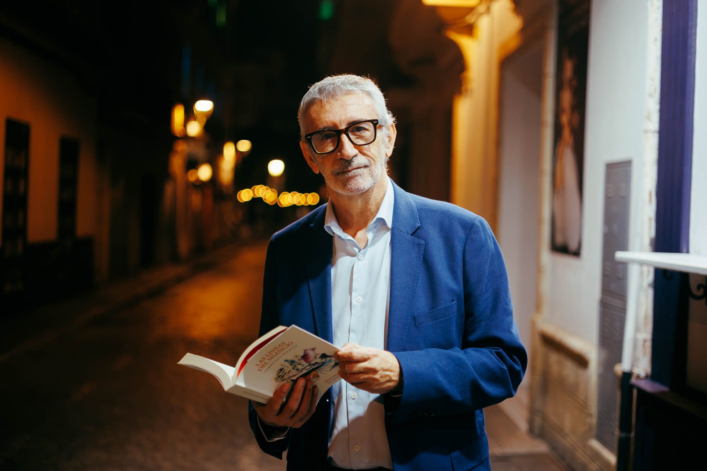 Francisco Piniella con su novela, minutos antes de la presentación en la Fundación Caballero Bonald.