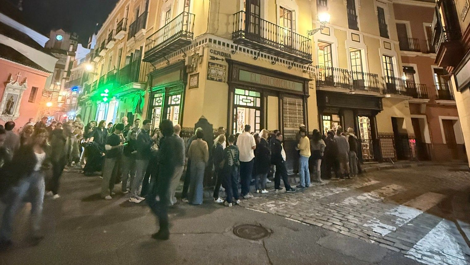 El Rinconcillo se ha convertido en el rey de los bares de Sevilla. La imagen es de la cuenta @arcodelpostigo.