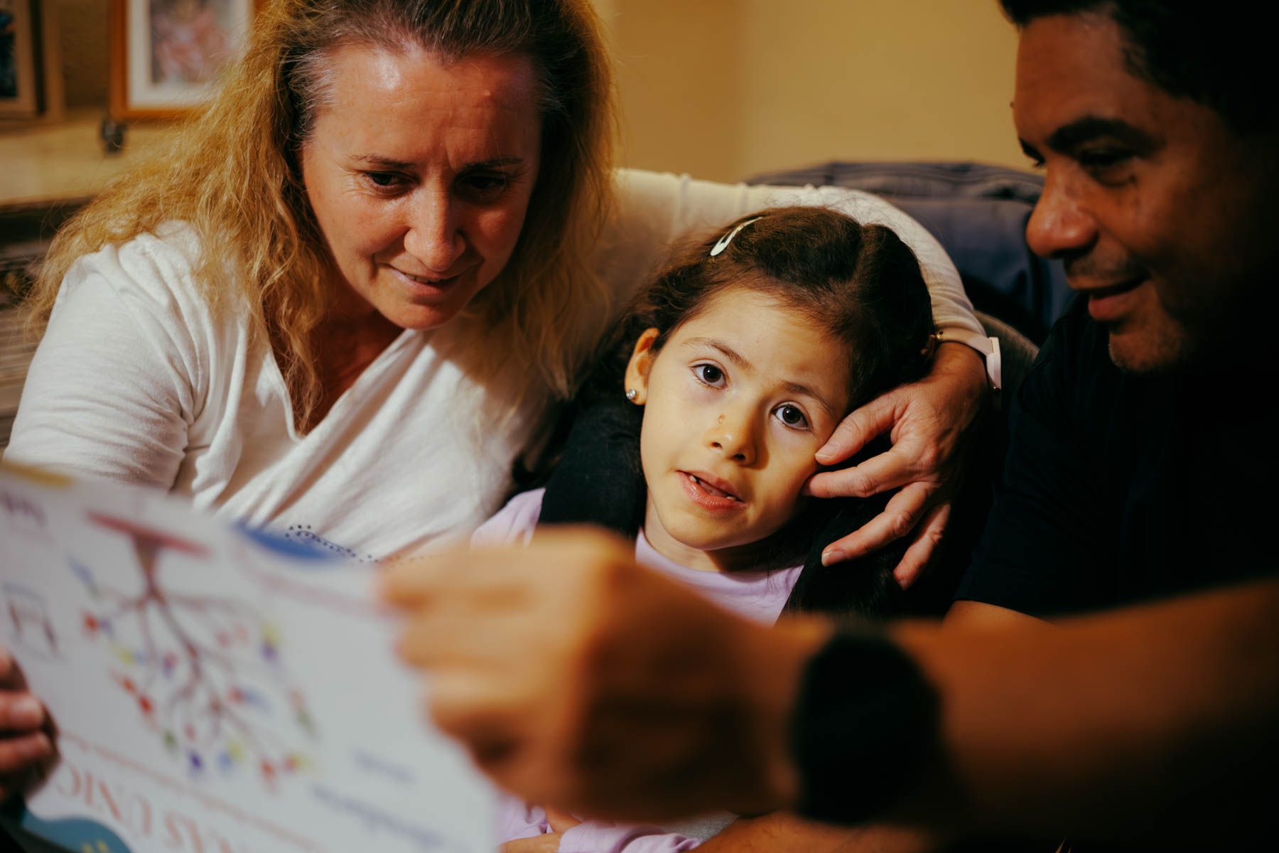 Ana, de diez años, junto a sus padres en su casa de Jerez.