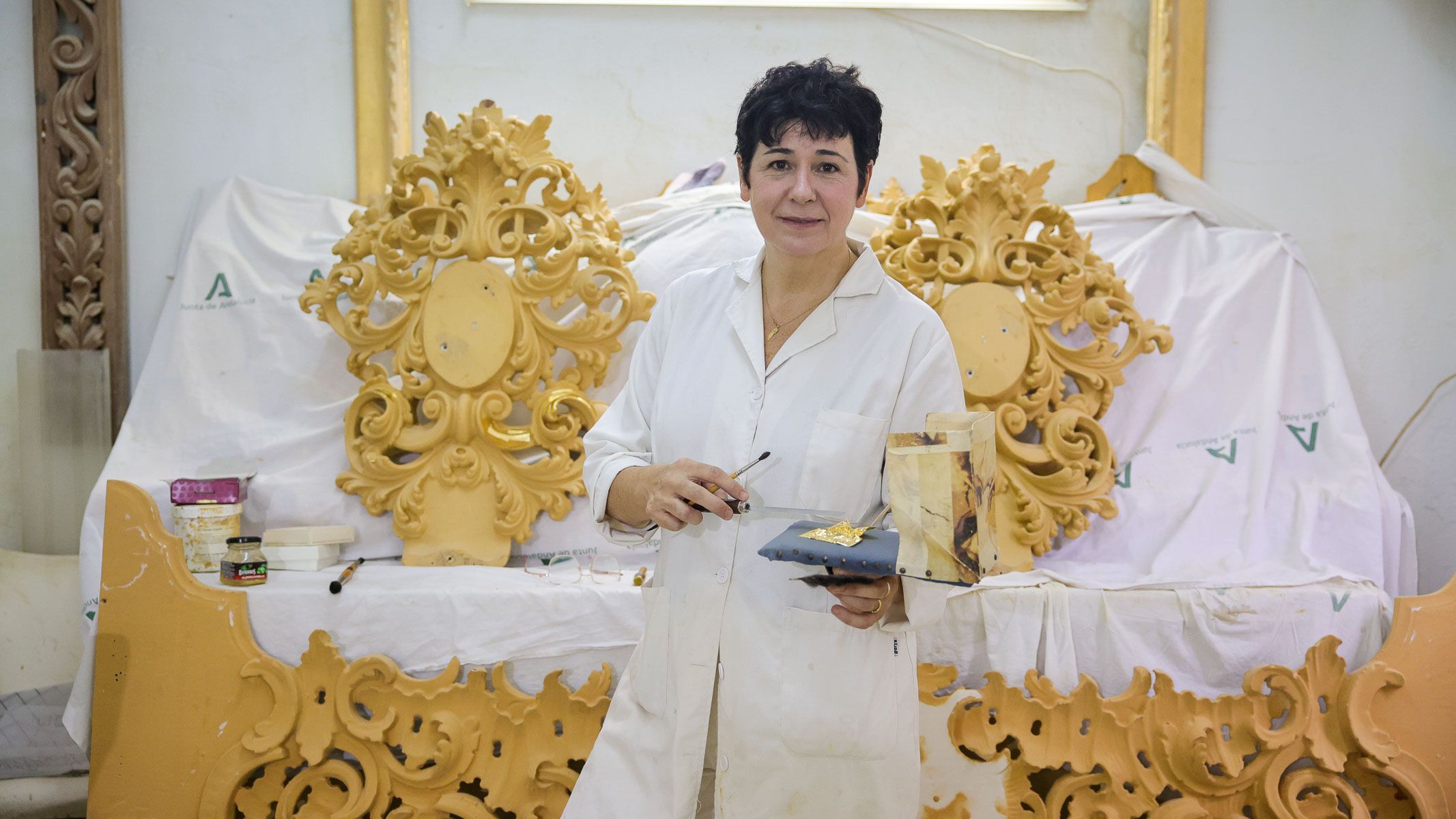 Felisa García en su taller rodeada de trabajos en ejecución. 