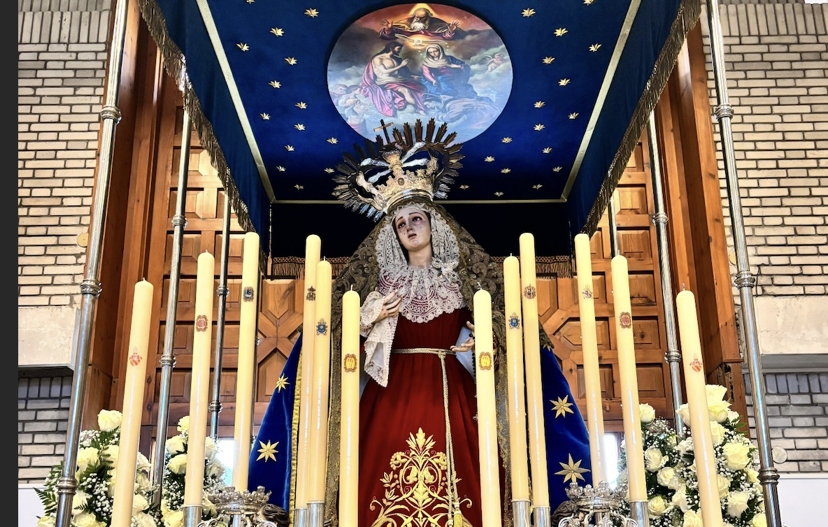 Virgen Reina de los Ángeles en el palio-parihuela para el rosario de este sábado. 