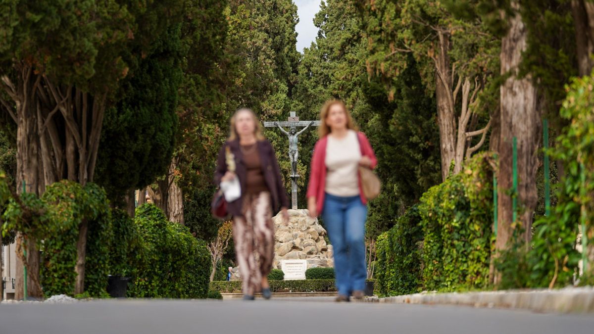 La Voz Del Sur   Cementerio San Fernando (Sevilla) Dia de Todos los Santos y Dia de Difuntos 02