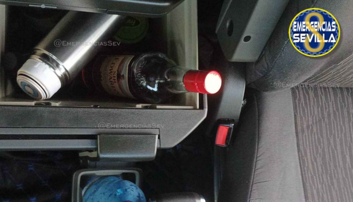 Botella de alcohol al lado del asiento del conductor del camión.