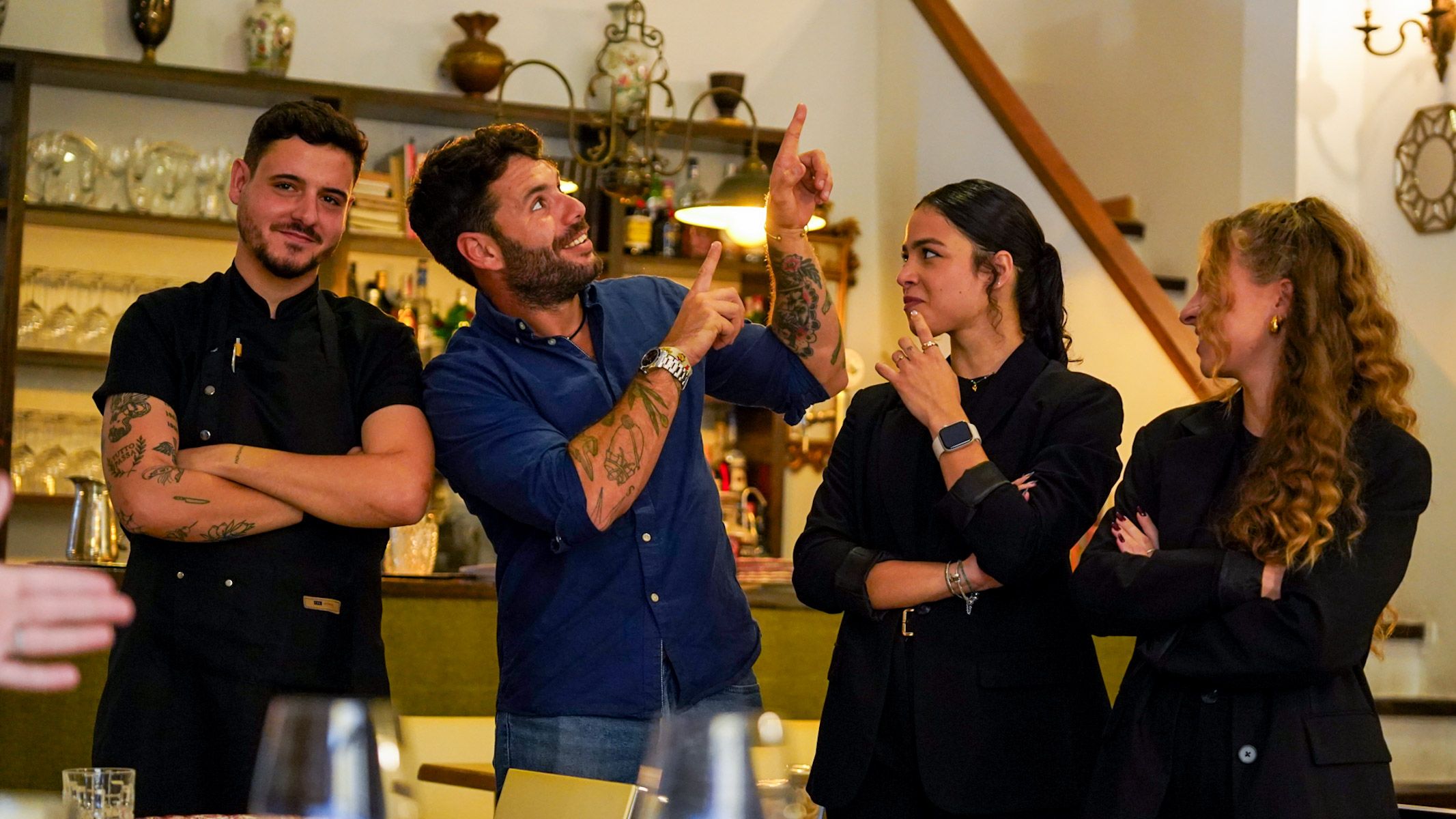 El chef ejecutivo Bosco Benítez, un rostro conocido de la tele, bromea con parte de su equipo, liderado por el chef Manu Conde.