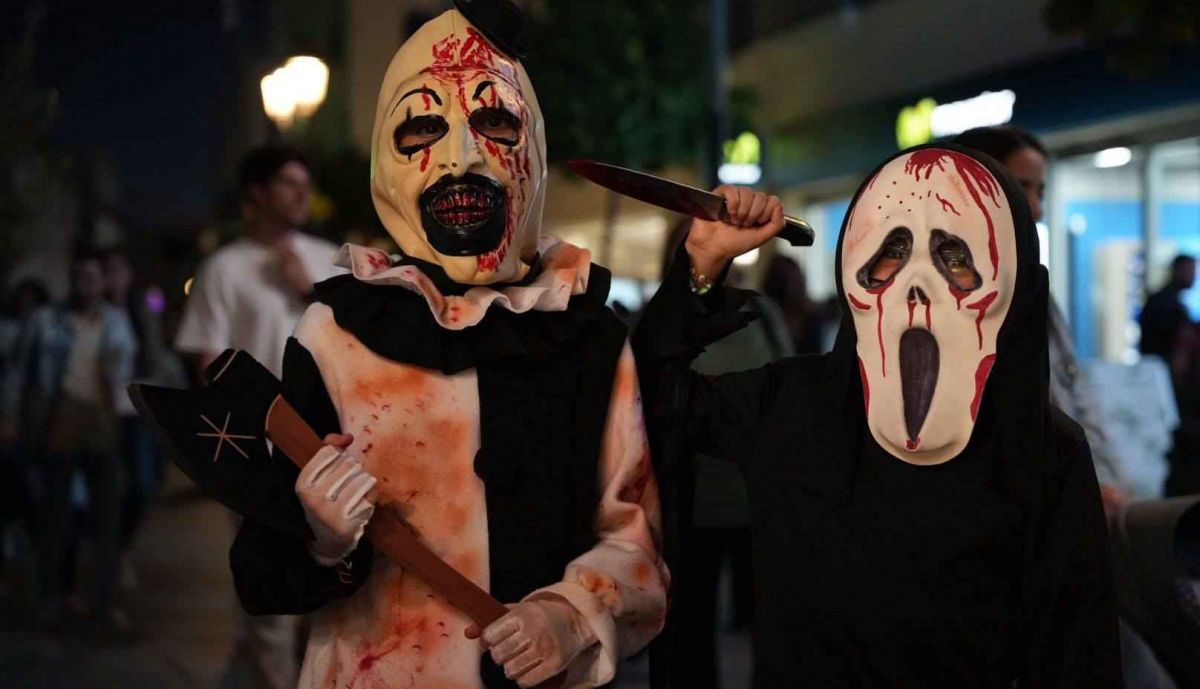 Dos jóvenes 'Ghostface' en Chiclana.