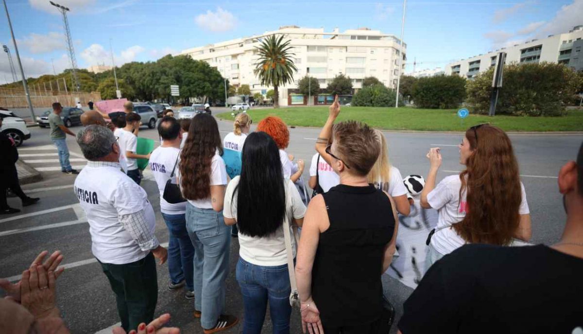 Los manifestantes se detuvieron frente a los pisos donde al parecer viva la trabajadora acusada de maltrato.