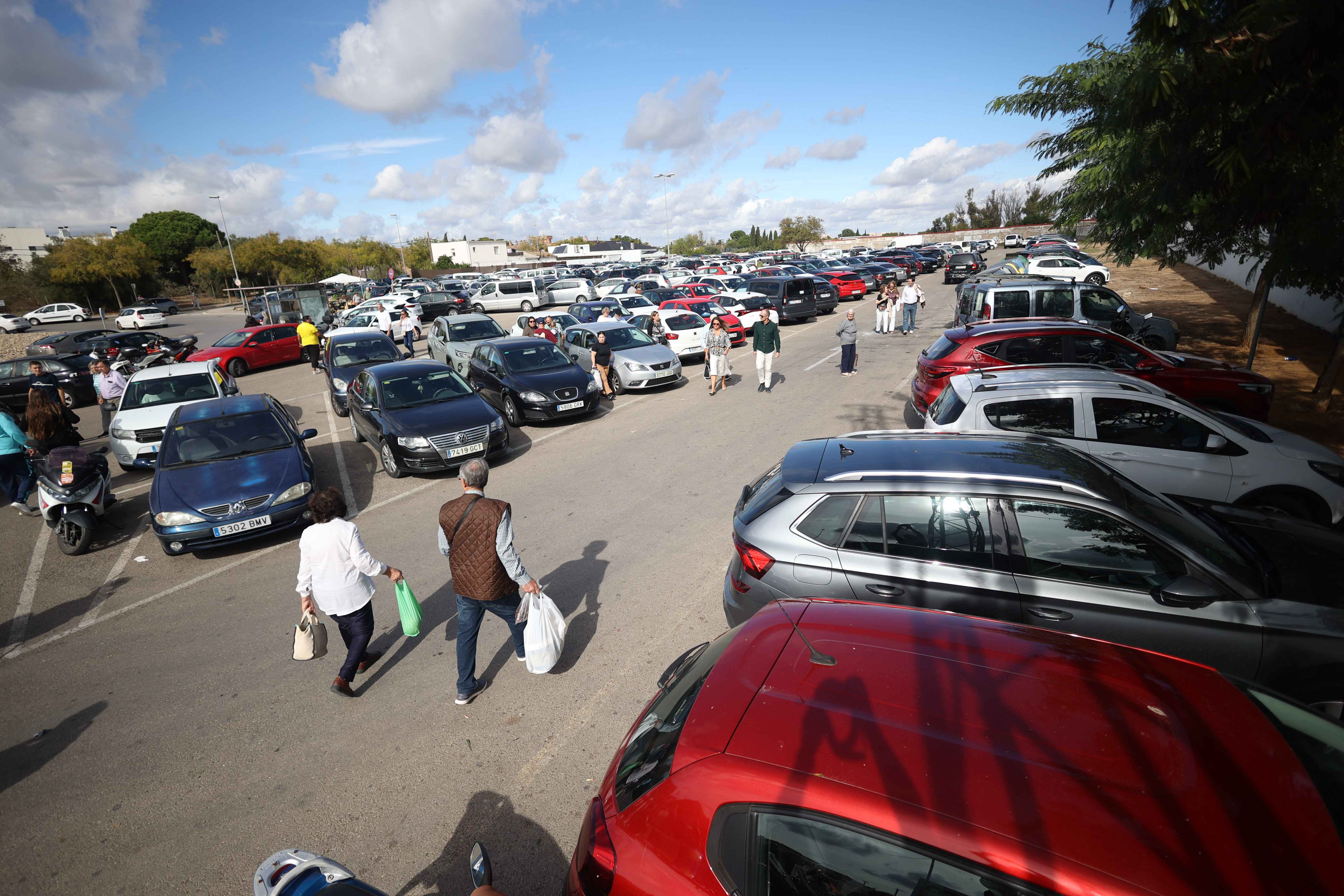 La jornada especial se notó en el aparcamiento del cementerio. 
