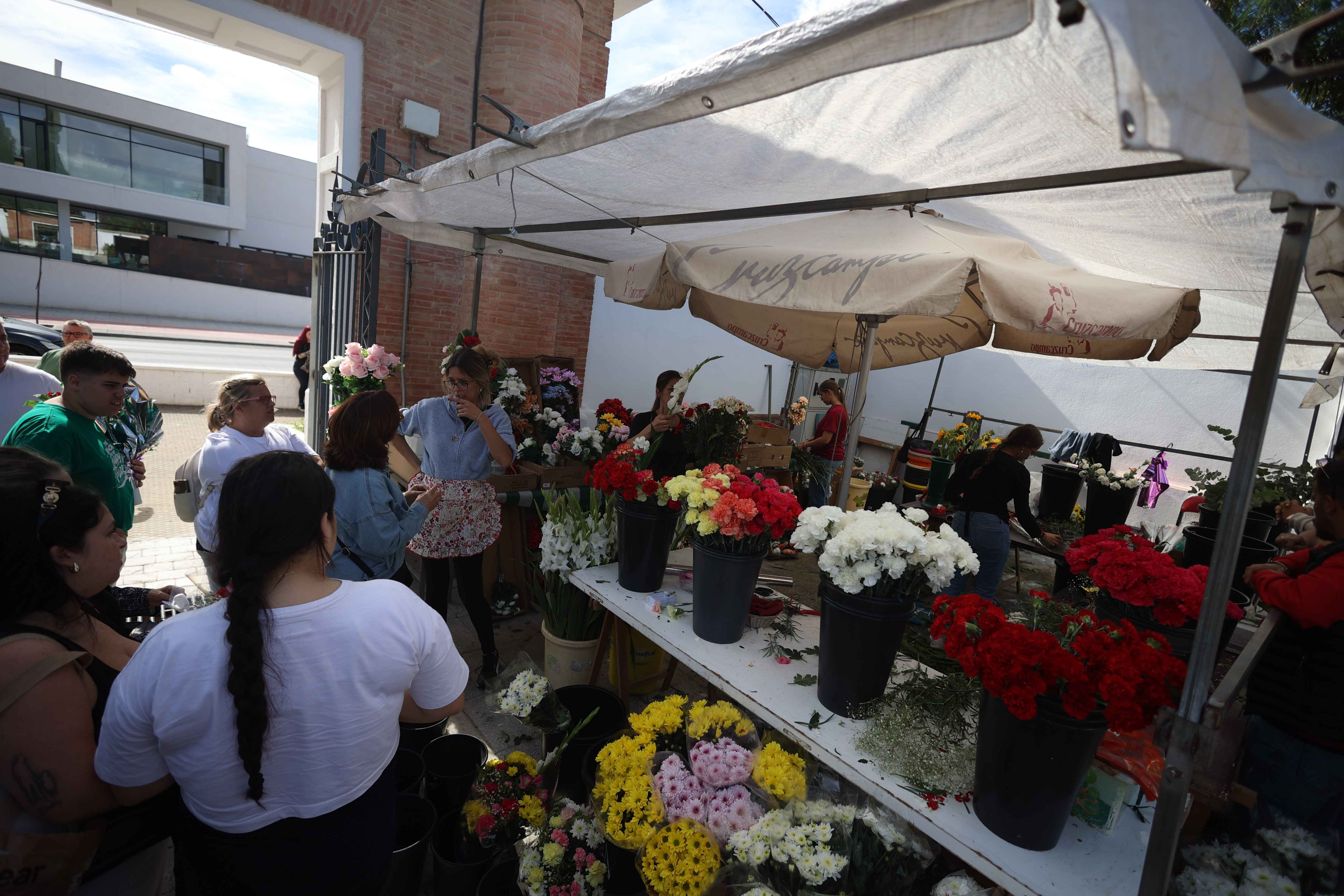 Puesto de flores a la entrada del camposanto.