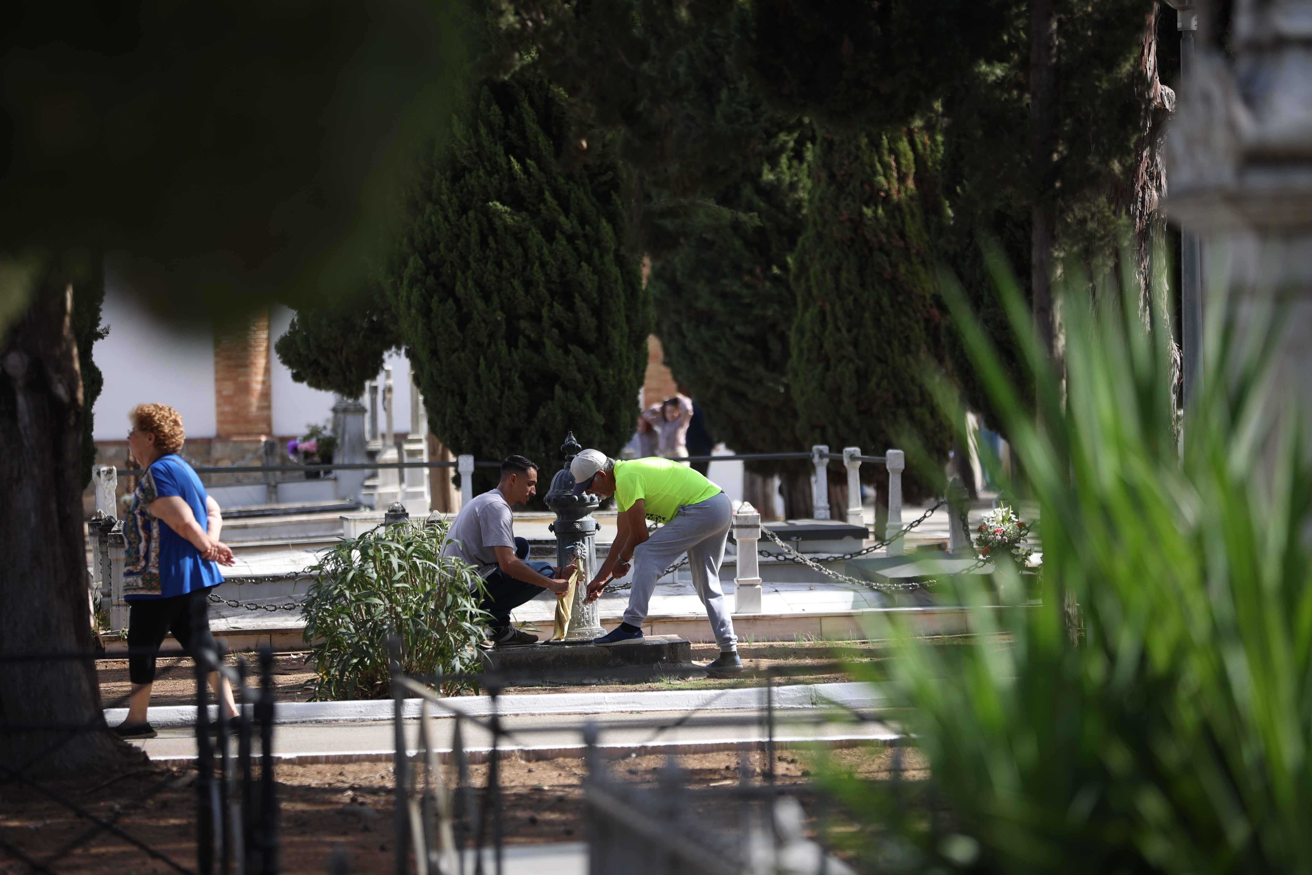 Familiares aprovechan el día para limpiar el lugar donde descansan sus seres queridos. 