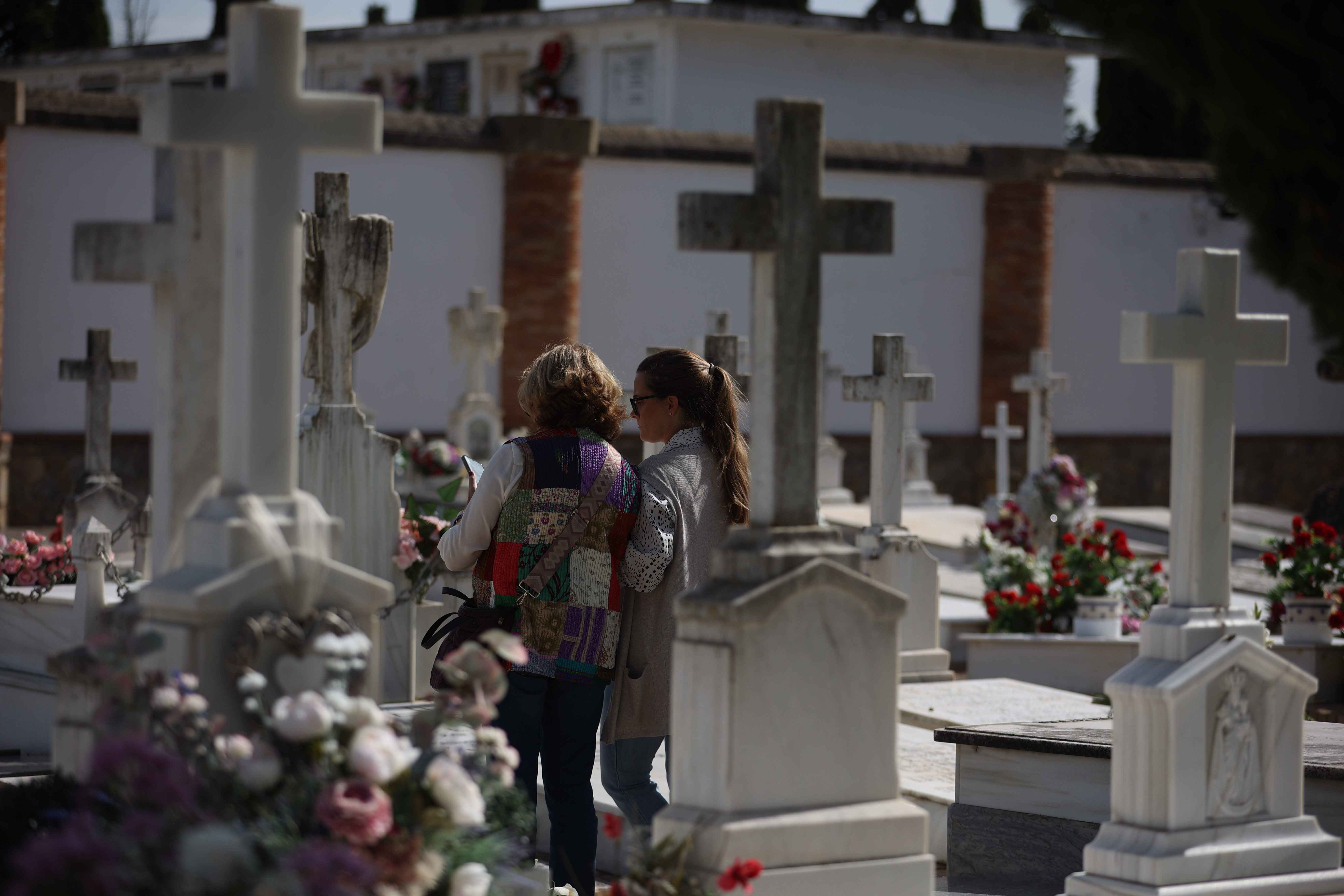 Dos mujeres en su visita al cementerio. 