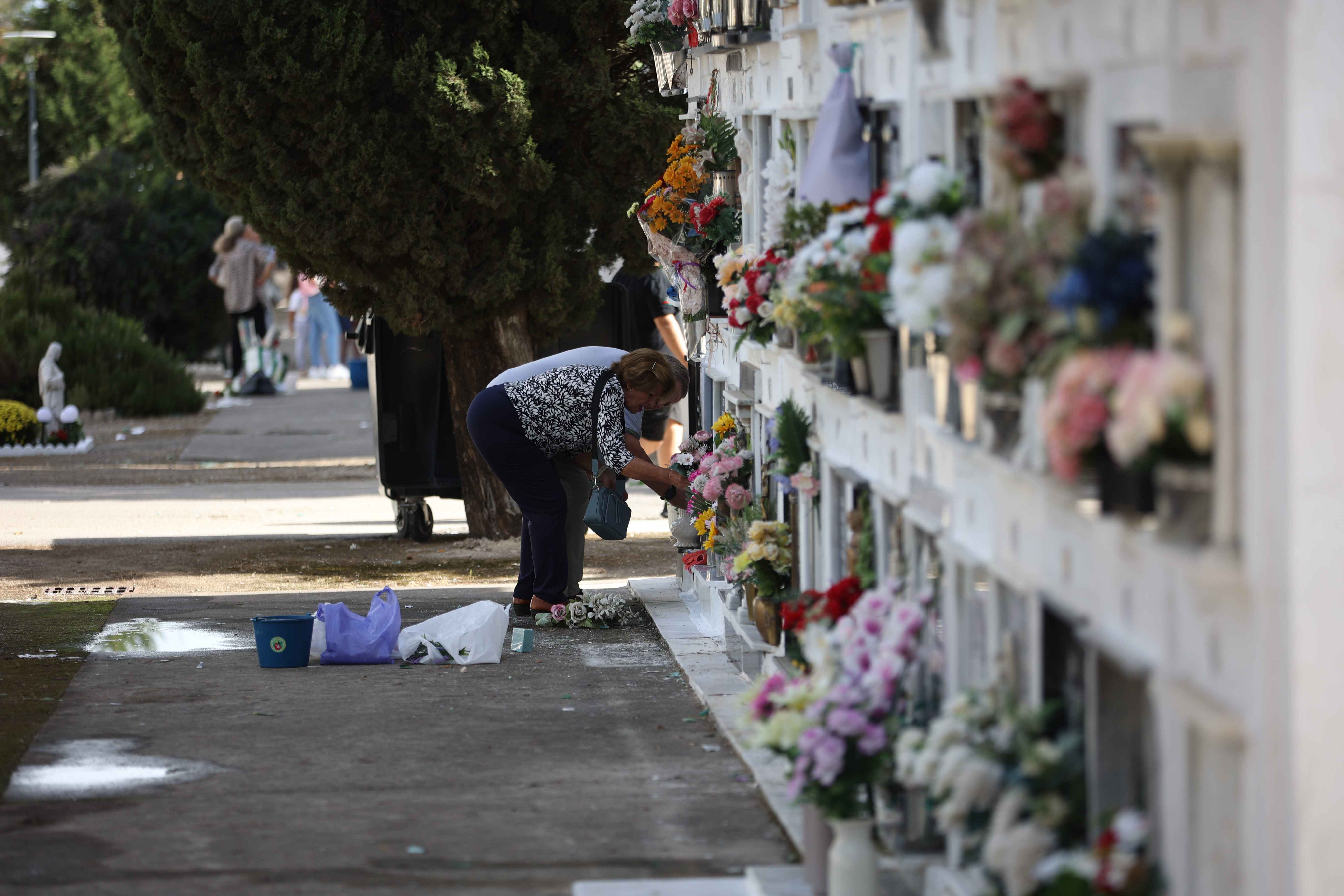 Lápidas repletas de flores. 