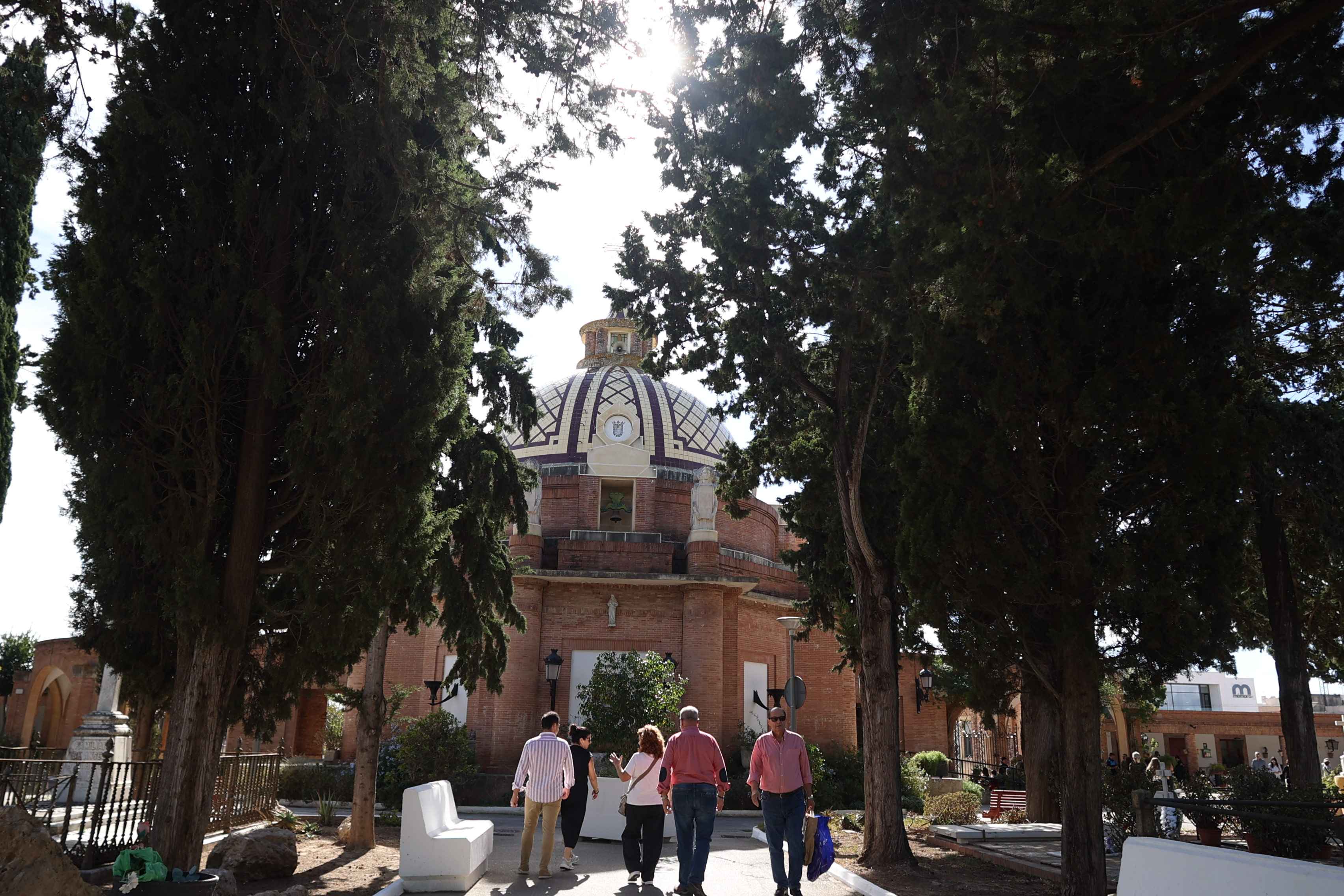 Varias personas en el camposanto jerezano.