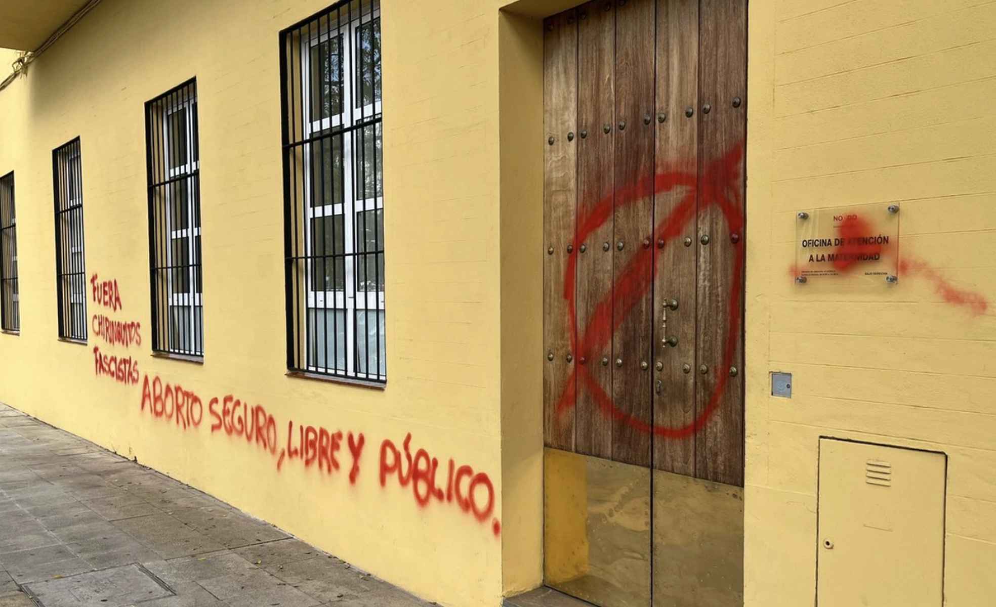 Pintadas en la Oficina de Ayuda a la Maternidad en Sevilla.
