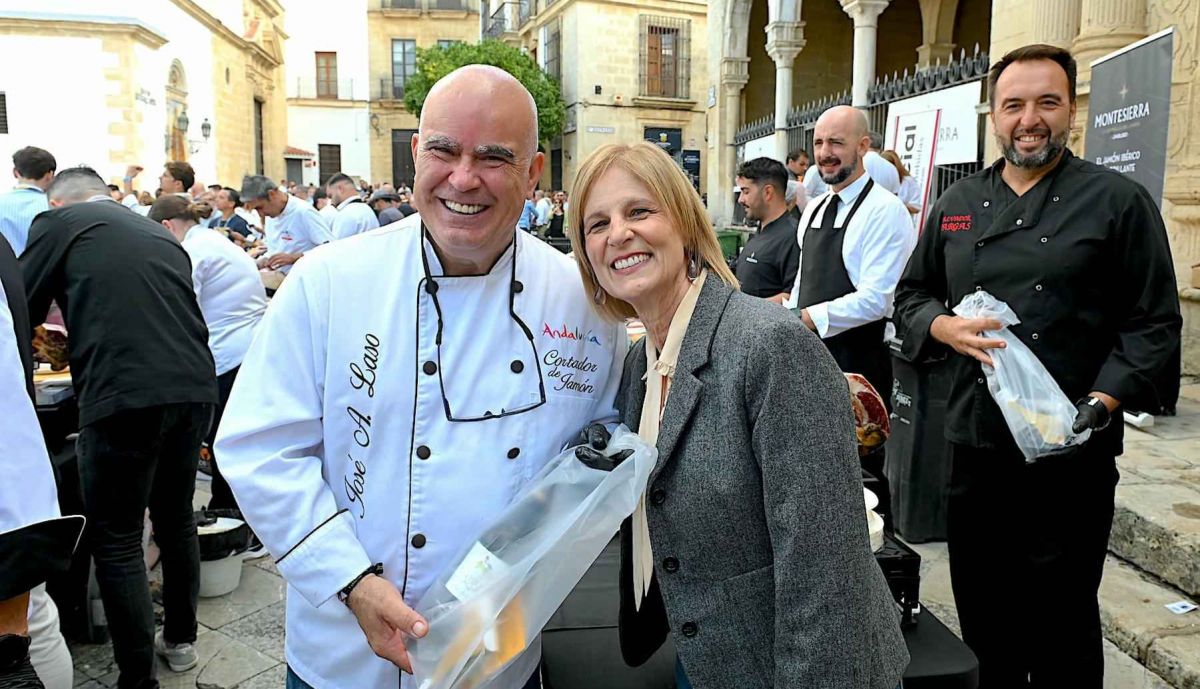La alcaldesa de Jerez, junto a José Antonio Laso, uno de los cortadores solidarios de jamón.