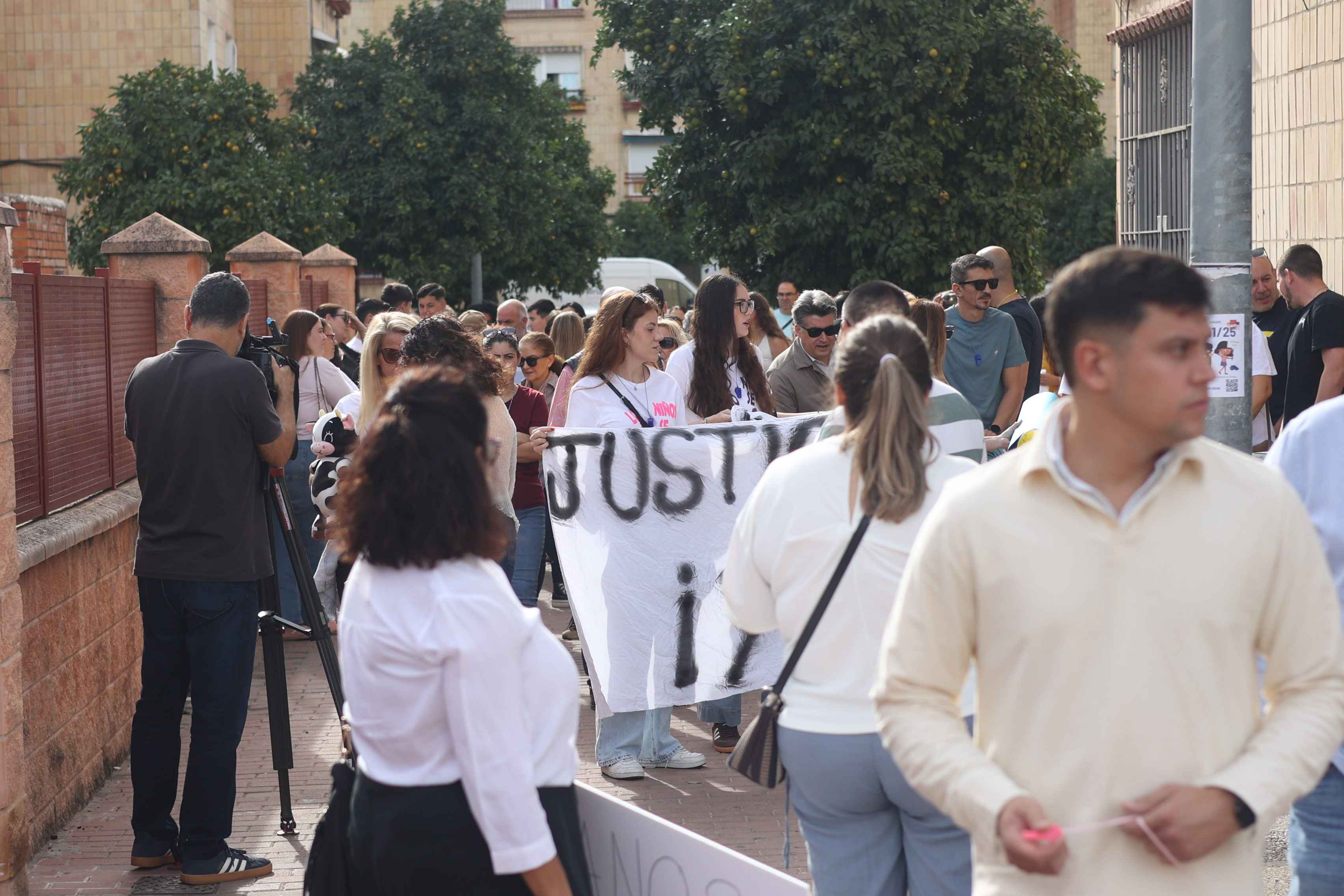 Un grupo de madres, en los alrededores de la guardería.