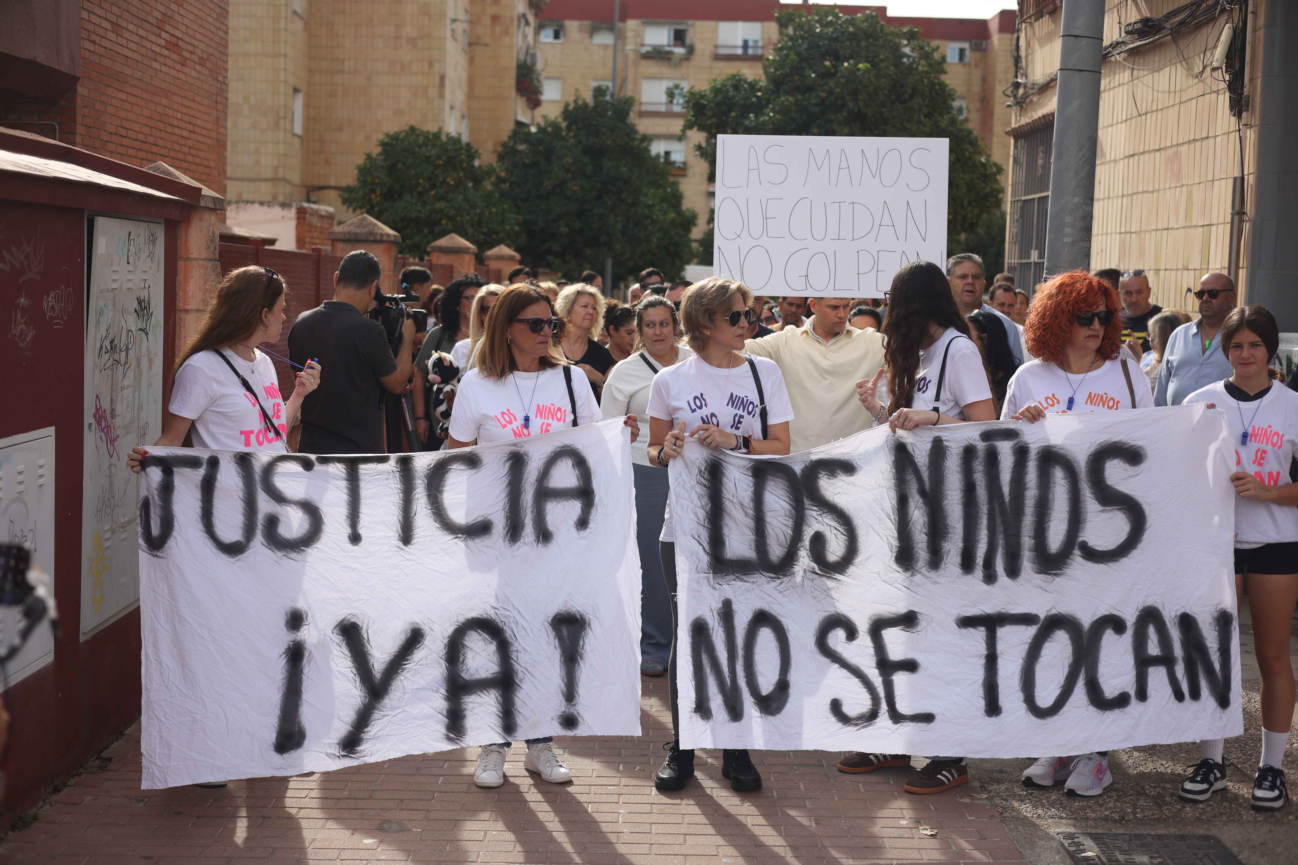Pancartas reivindicativas pidiendo justicia.