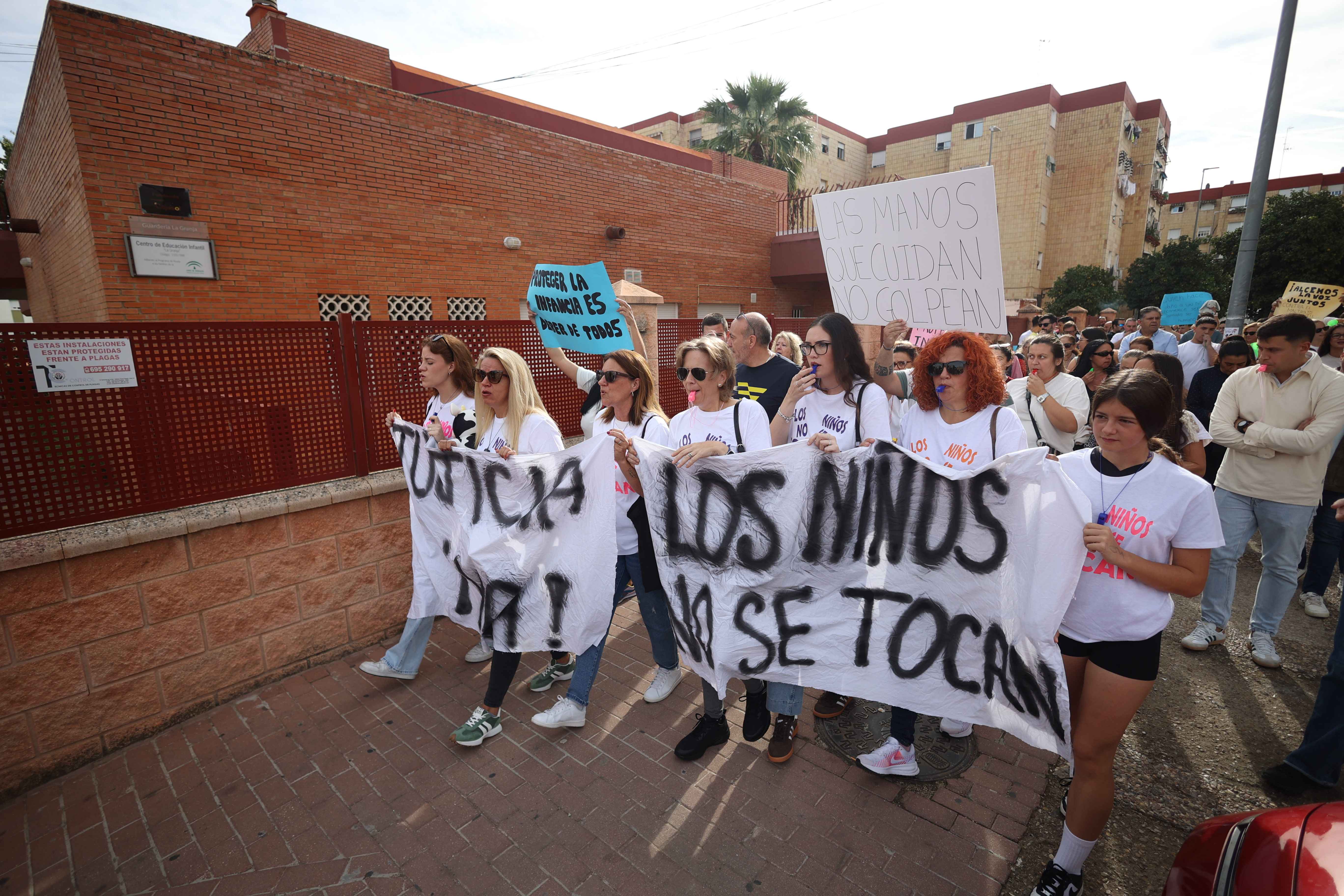 Otra imagen de la protesta junto a la guardería.