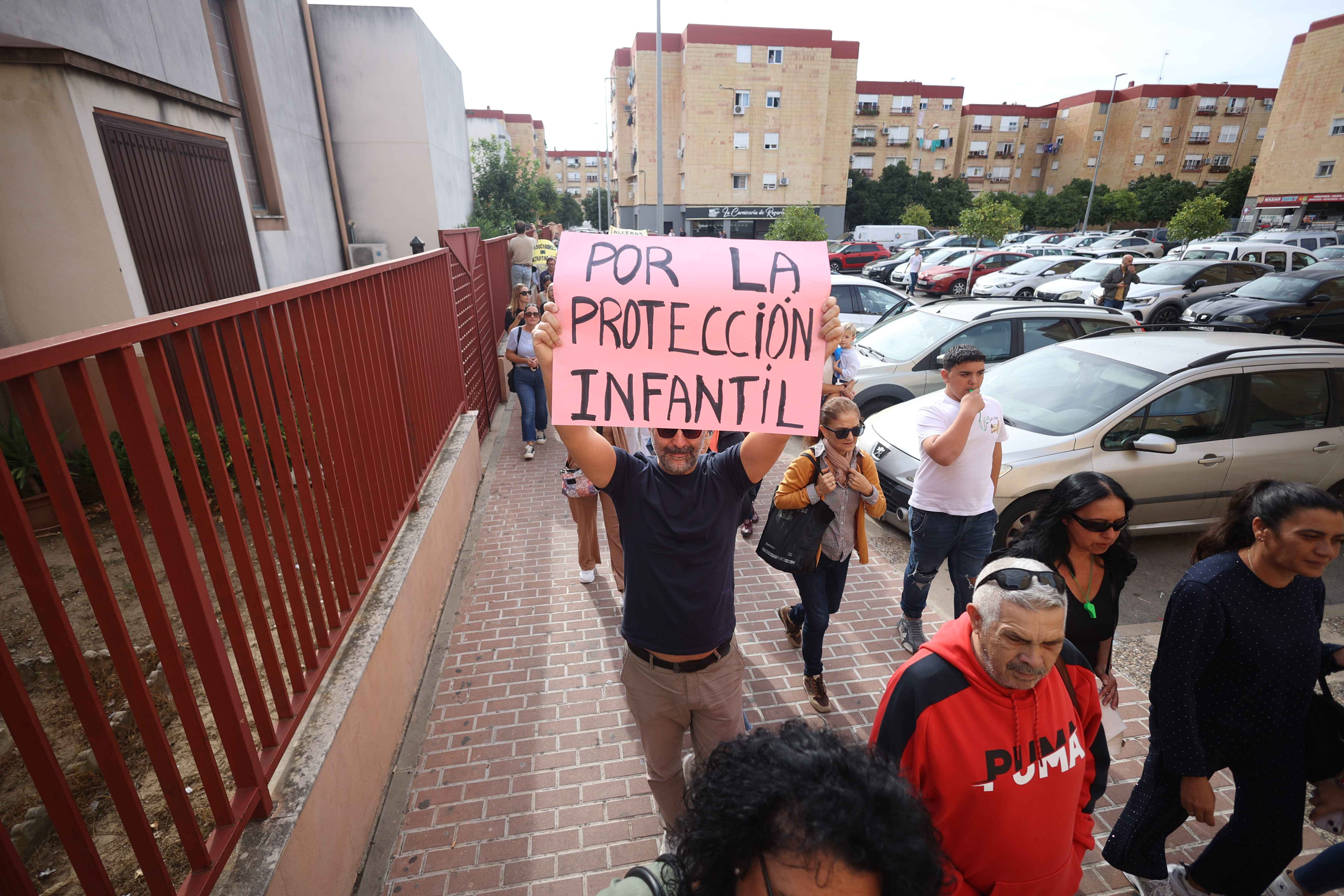 Un hombre pide protección infantil.
