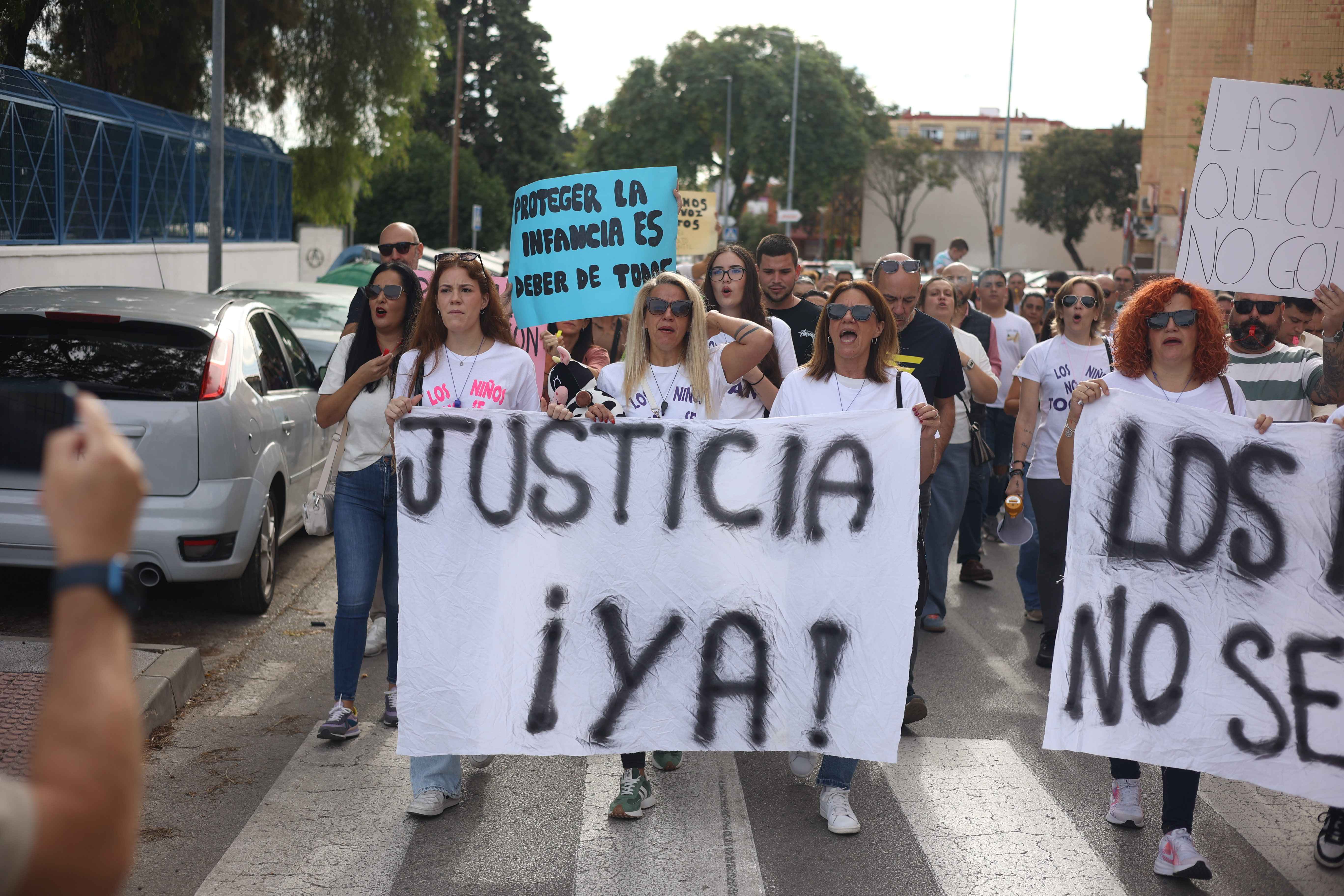 La manifestación, entre el instituto de FP y la plaza Ubrique.