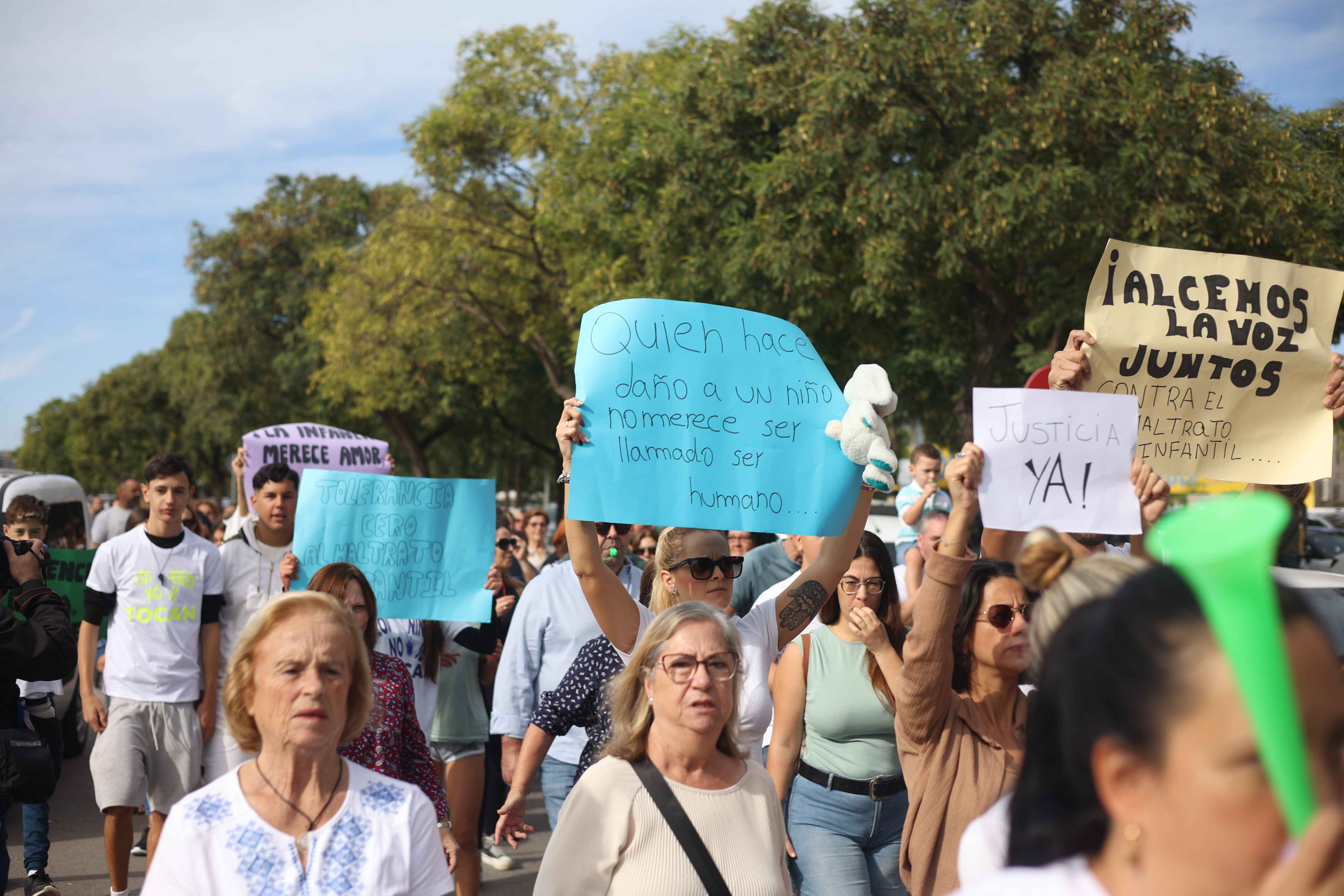Jóvenes y mayores, en la protesta en La Granja.