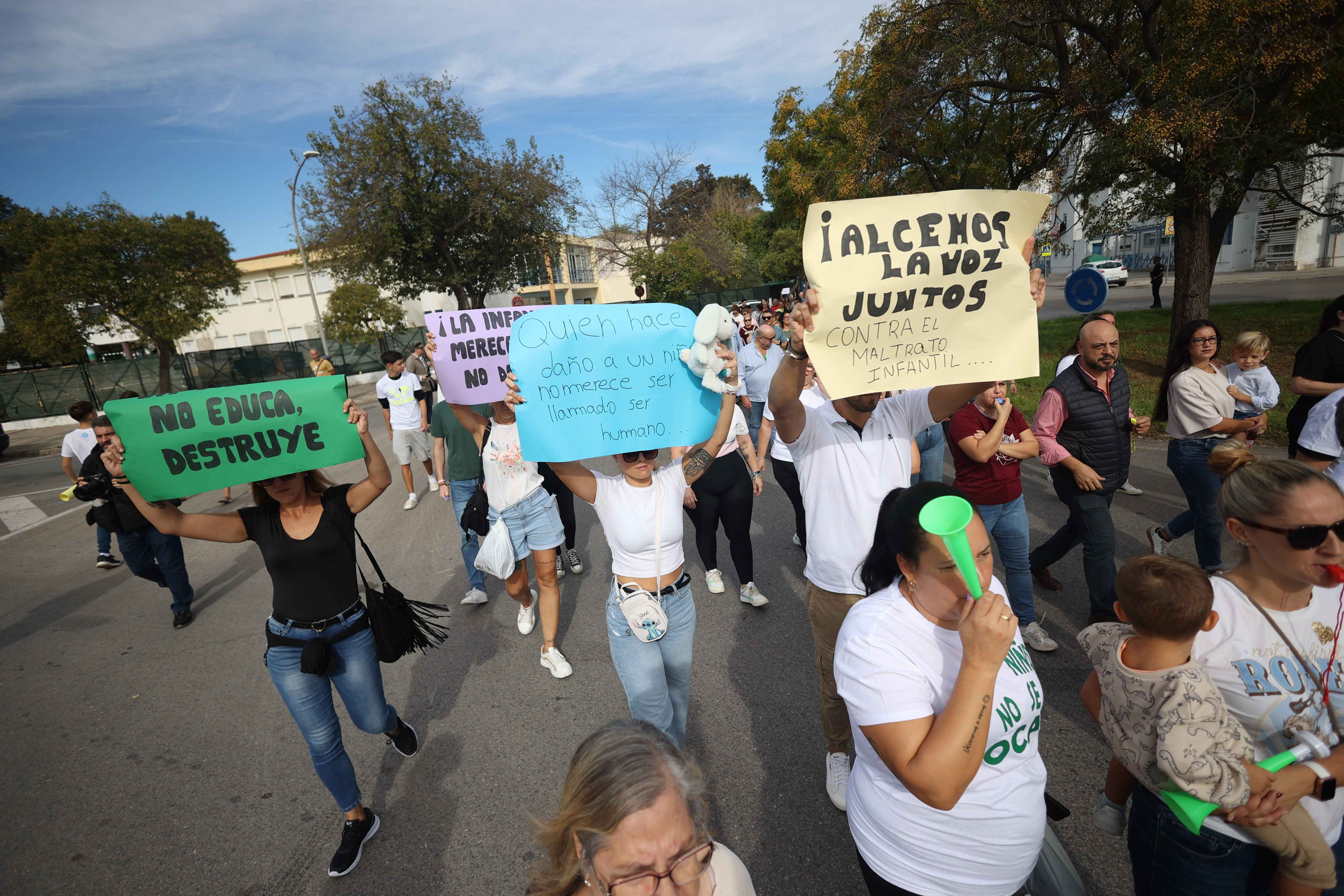 La manifestación, cerca del CEIP Alcazaba.