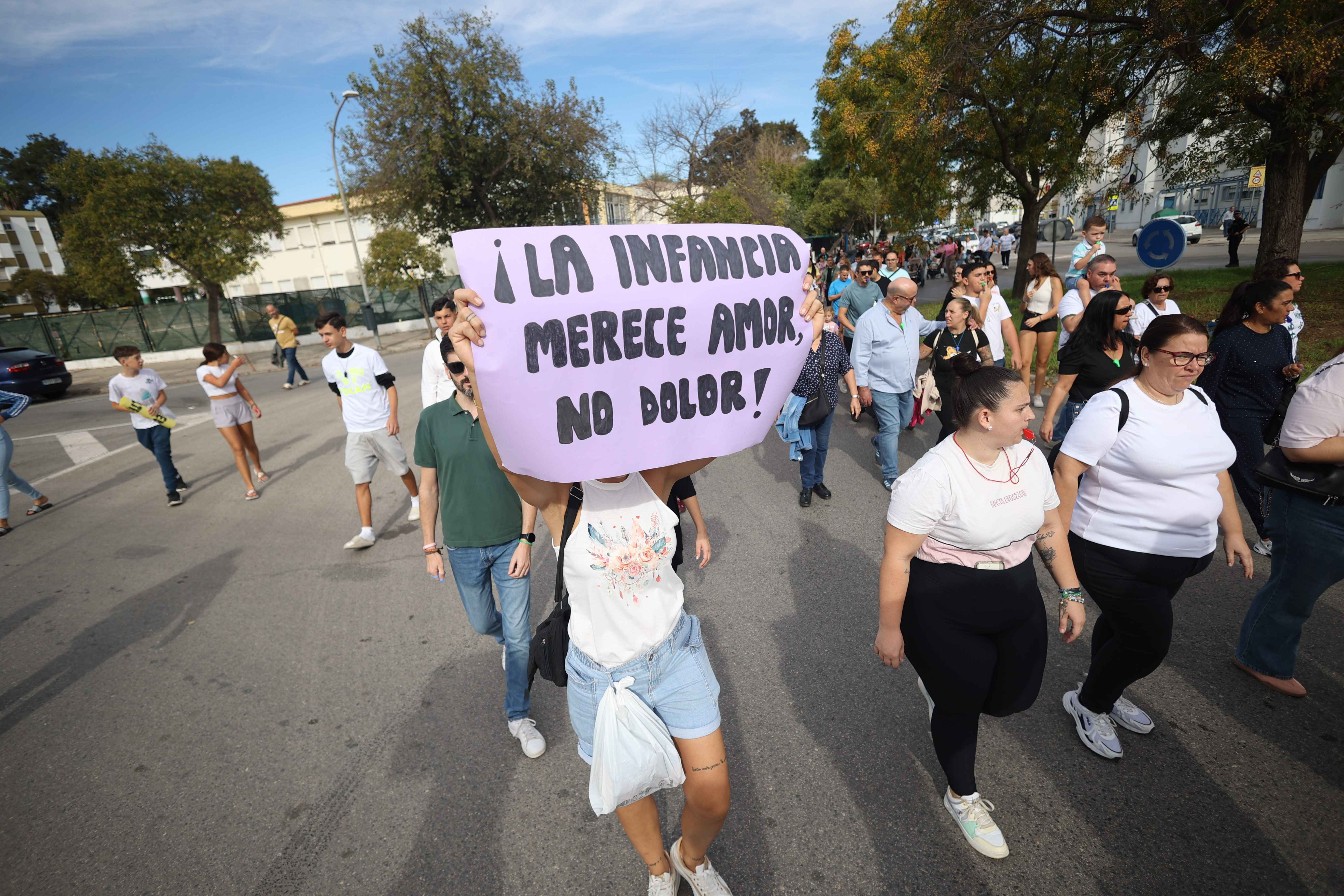 Paso por una de las rotondas de La Granja durante una manifestación convocada por las familias.