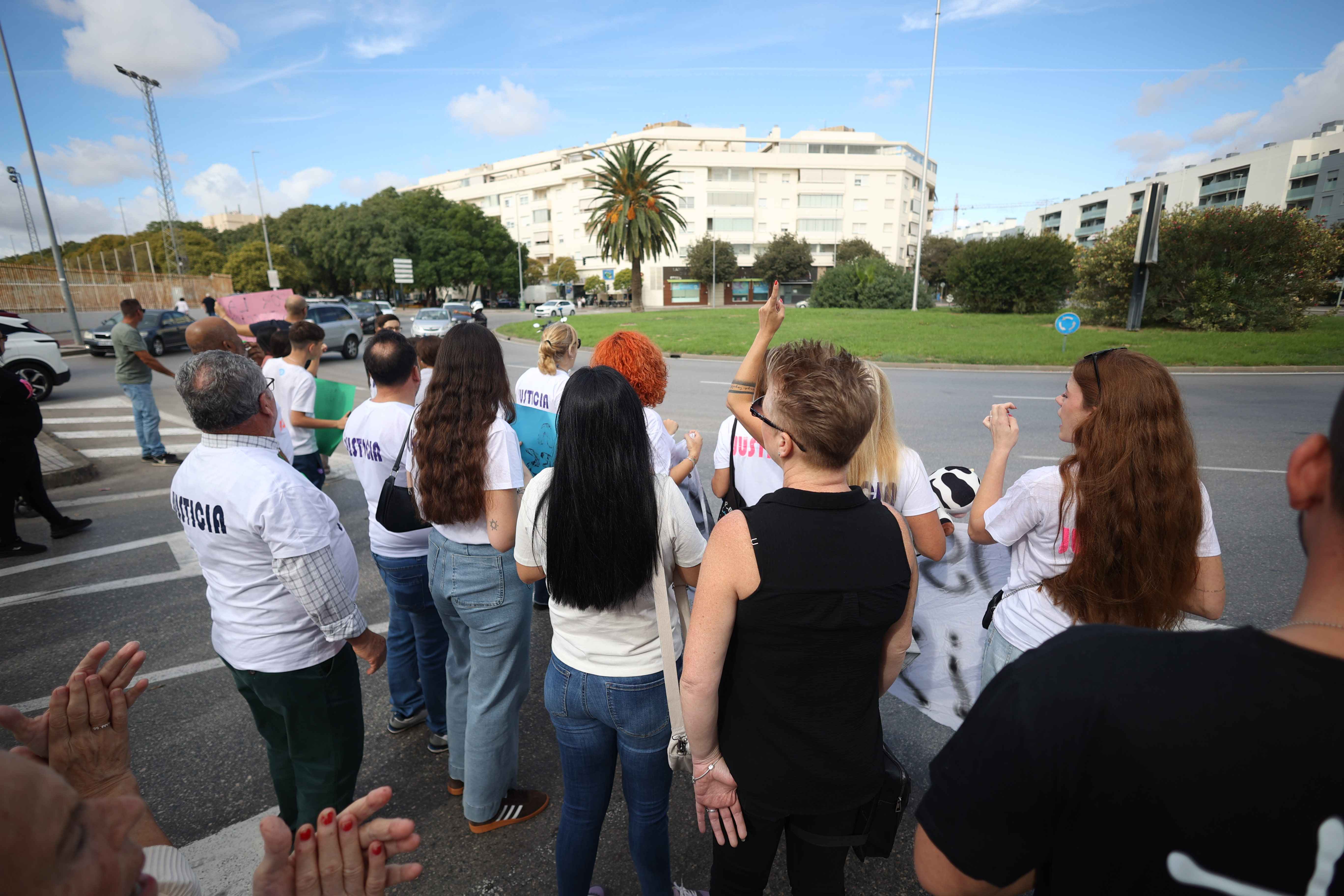 La manifestación se detuvo frente al residencial donde vive la presunta agresora.