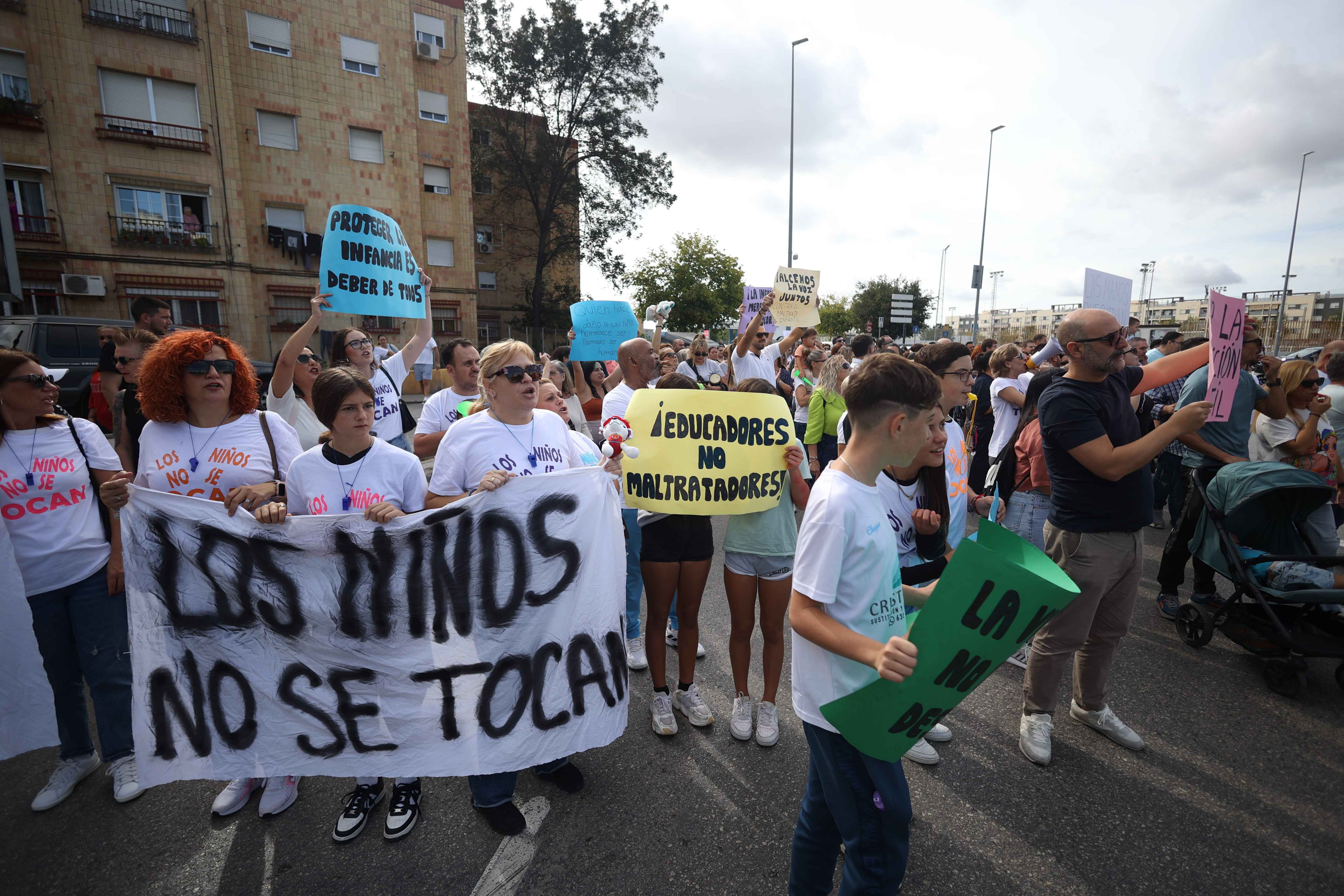 Protesta cerca del campo de fútbol de La Granja.