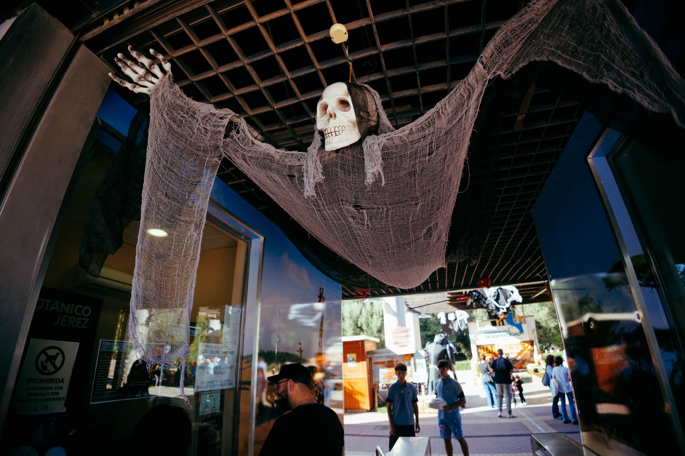 El Zoológico de Jerez, ambientado para un sábado de terror.