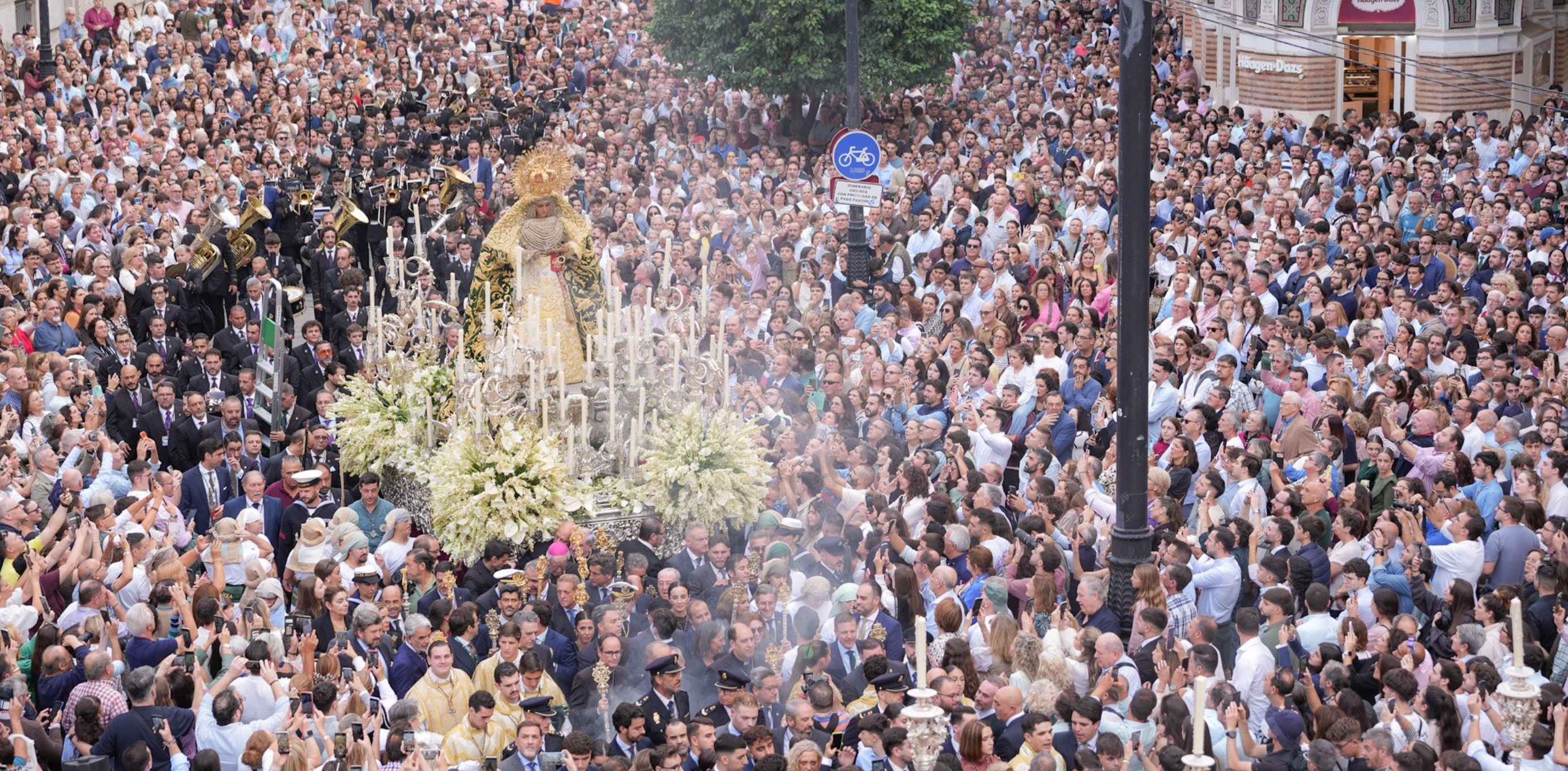 Sevilla no quiso perderse a su Esperanza de Triana en el 75 aniversario del dogma de la Asunción.