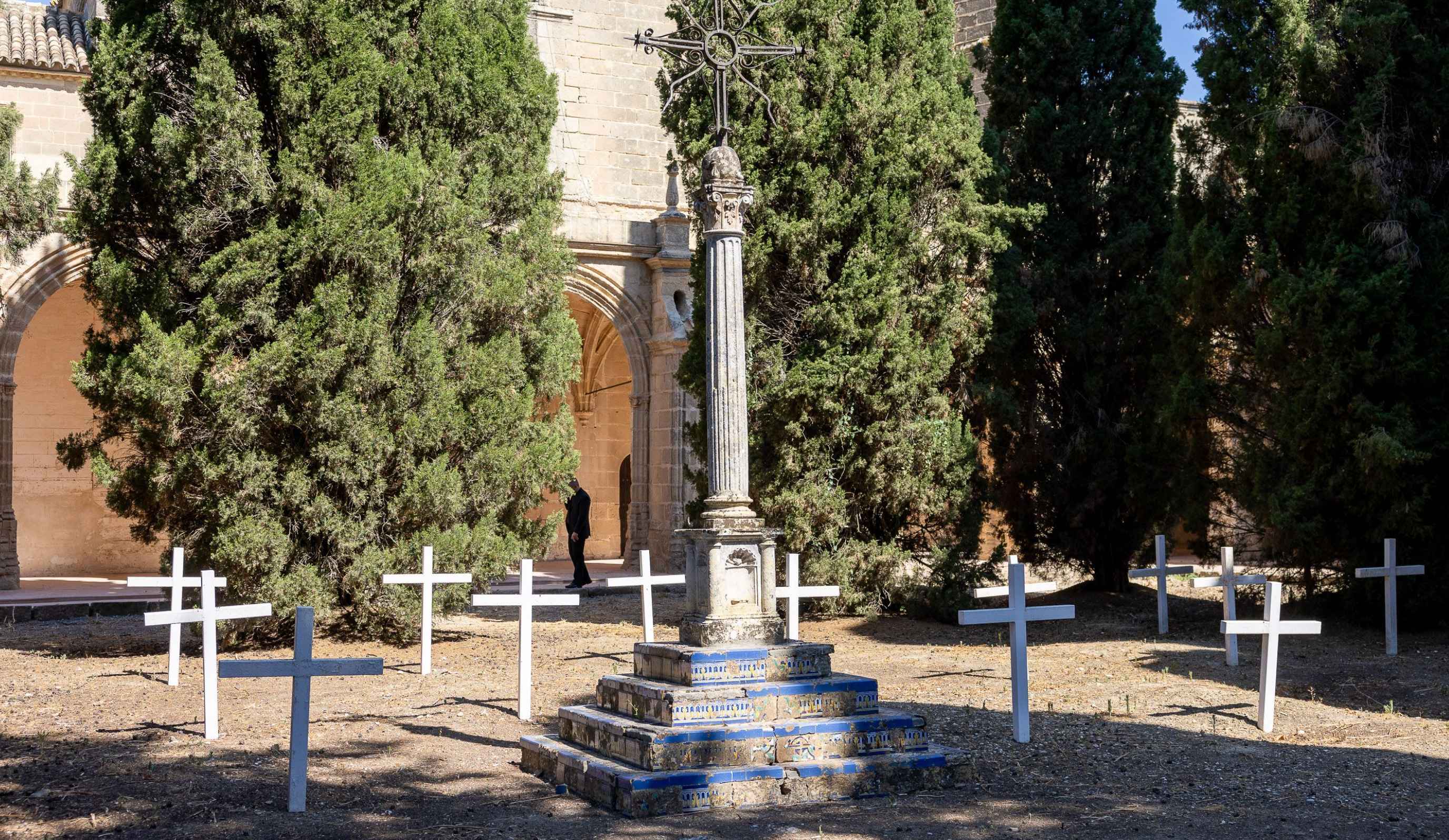 Cruces en el cementerio interior de La Cartuja. Cruces en el cementerio interior de La Cartuja.