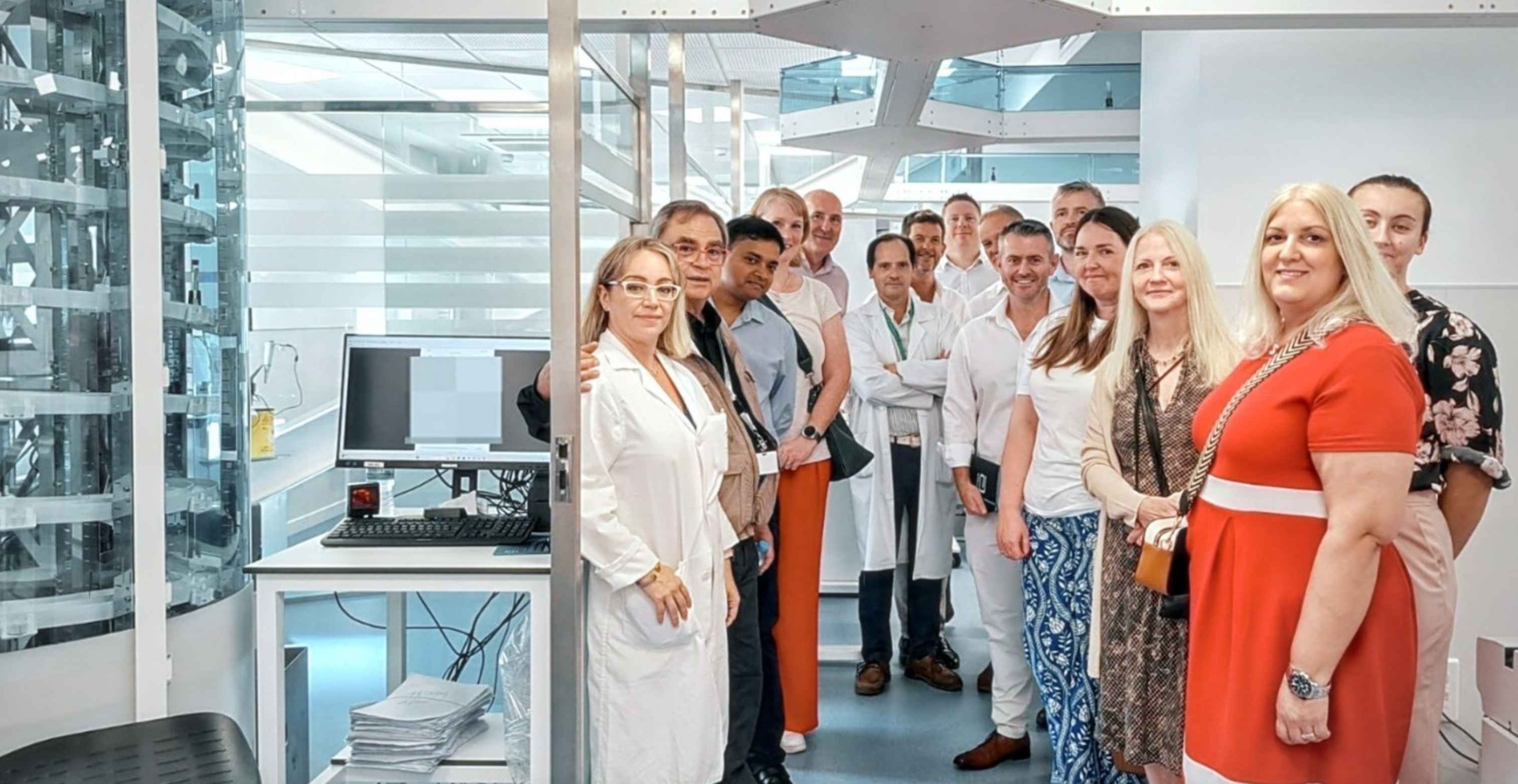 Visita de representantes de la sanidad pública inglesa a los nuevos laboratorios de bioquímica de los hospitales Virgen Macarena y Virgen del Rocío. Visita de representantes de la sanidad pública inglesa a los nuevos laboratorios de bioquímica de los hospitales Virgen Macarena y Virgen del Rocío.