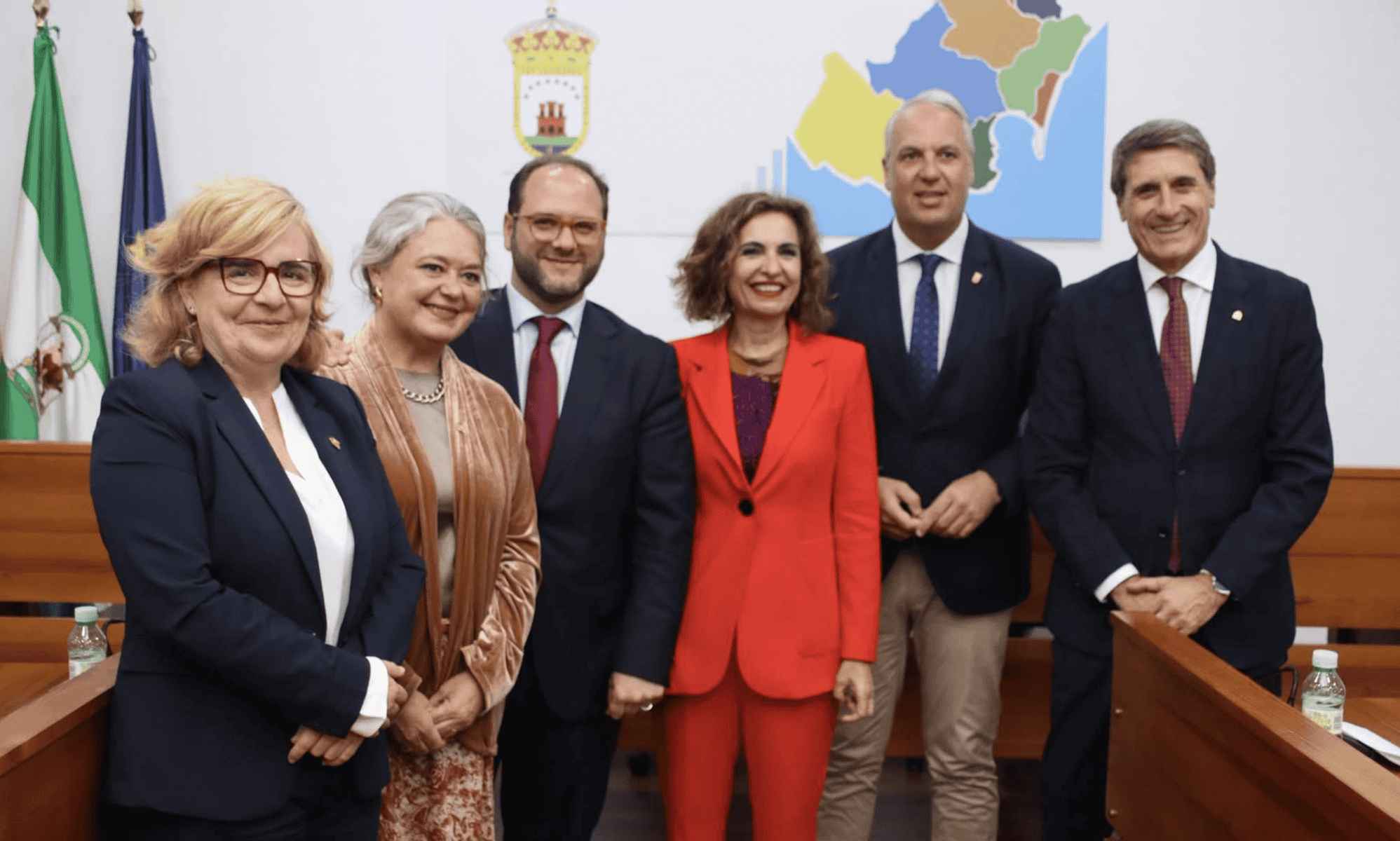 Foto de familia tras la firma de los convenios de colaboración entre el Ministerio de Hacienda y los ayuntamientos del Campo de Gibraltar.