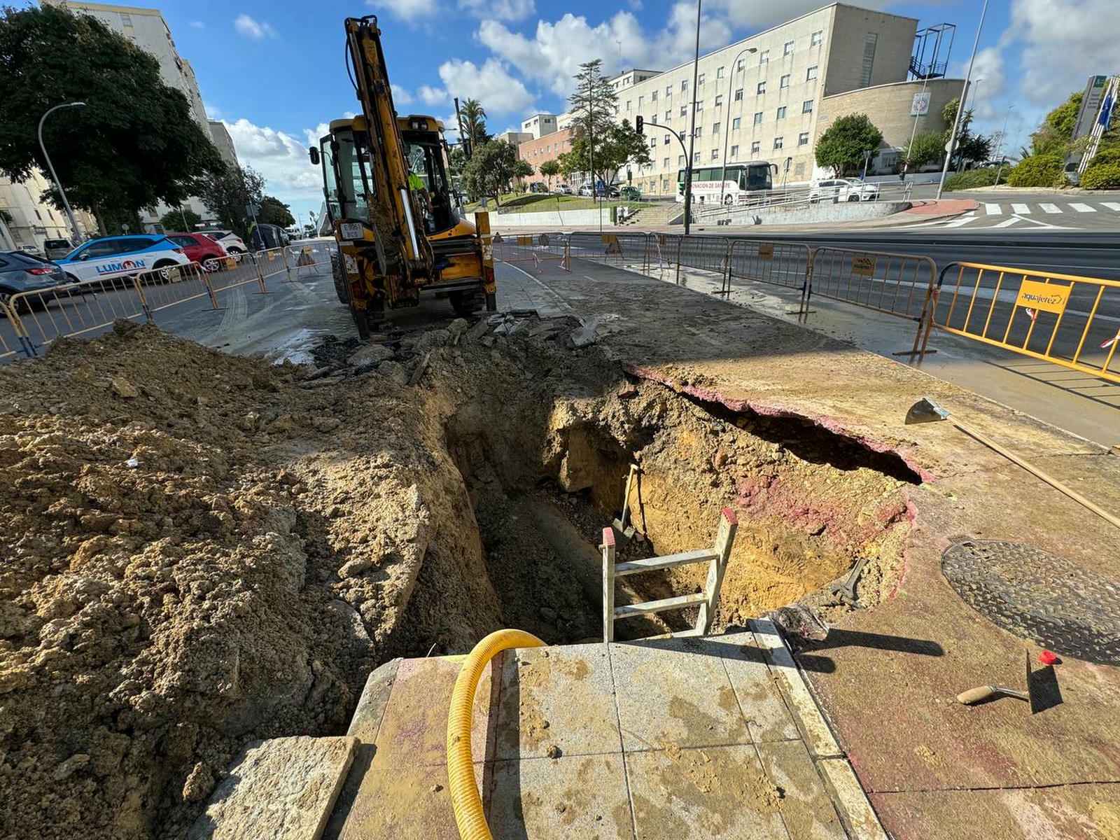 Imagen de la tubería dañada en la zona de Las Torres.