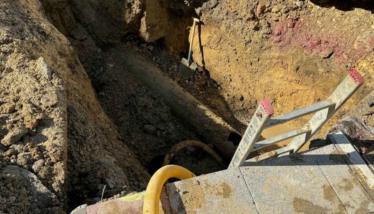 Otra imagen de la tubería que ha sufrido una rotura.