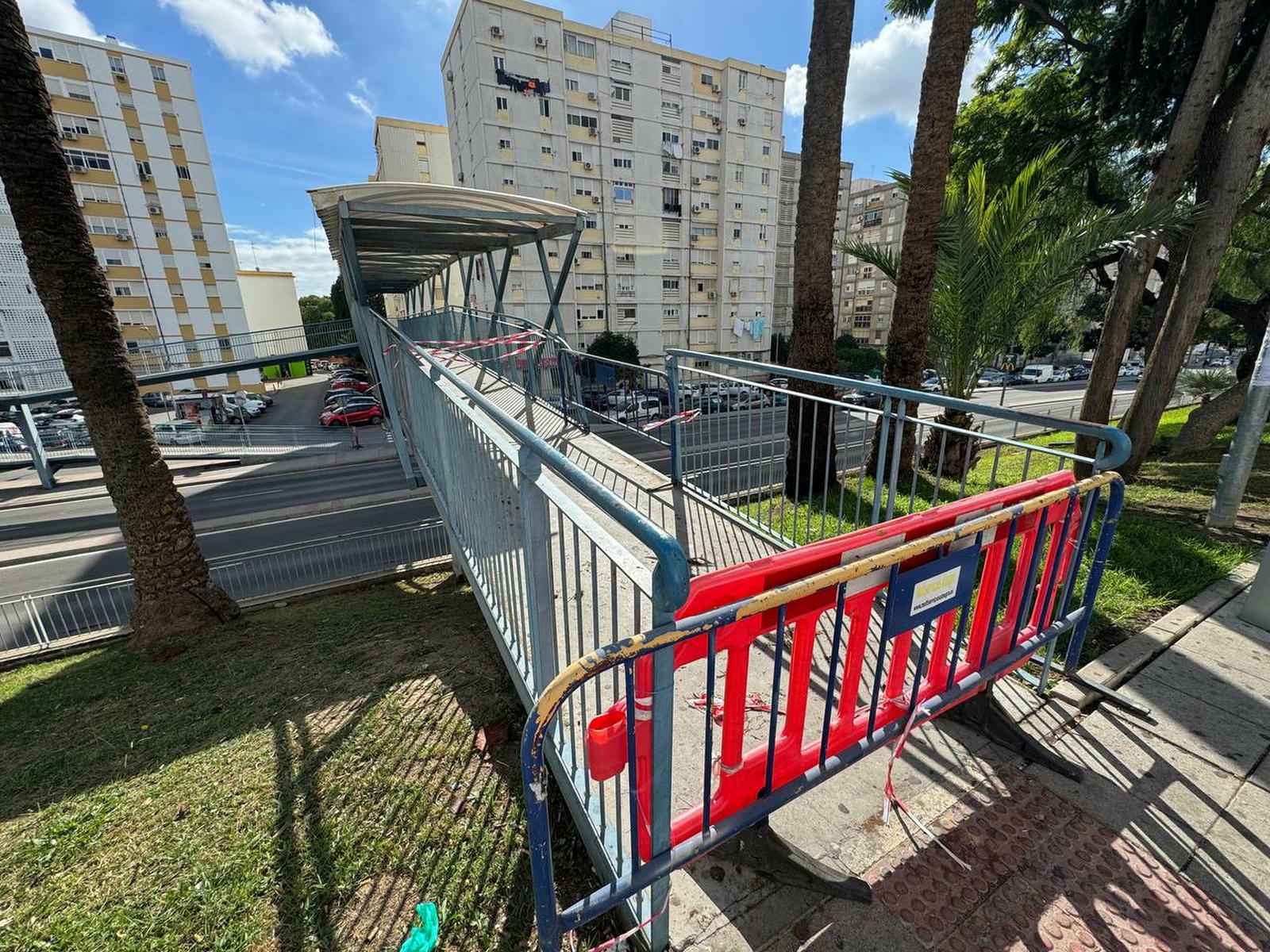 La pasarela, cerrada al paso este domingo.