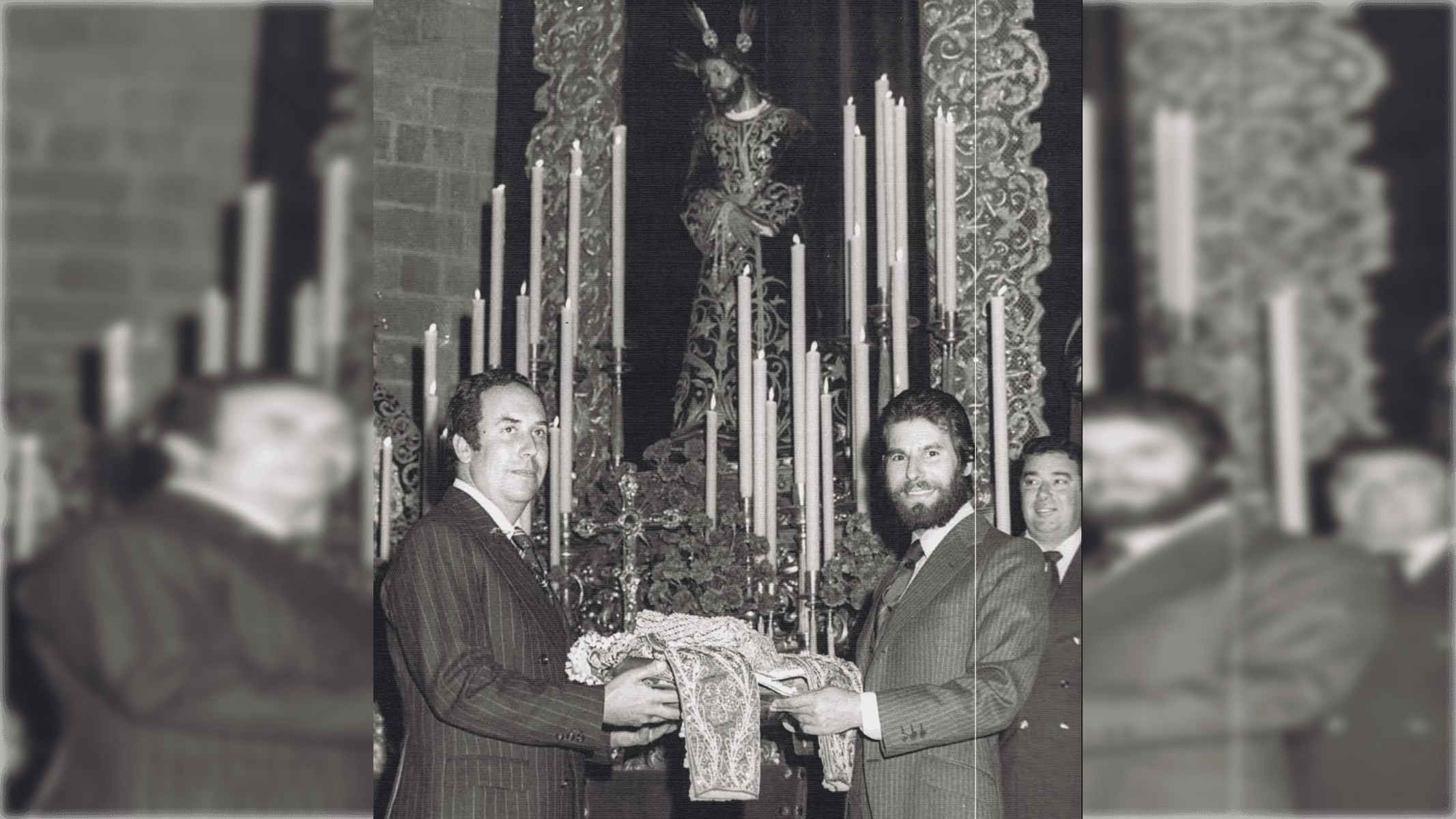 Imagen compartida en redes por Francisco José Ramírez en la que Rafael de Paula dona un traje de luces a la Hermandad del Prendimiento. Imagen compartida en redes por Francisco José Ramírez en la que Rafael de Paula dona un traje de luces a la Hermandad del Prendimiento.