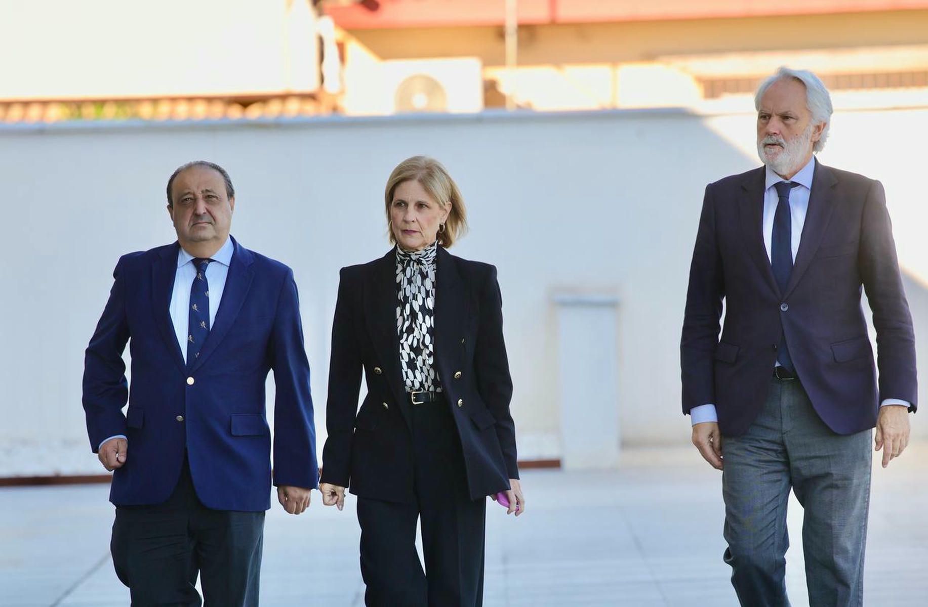 García Pelayo, Agustín Muñoz y Francisco Zurita, en su llegada al tanatorio en Jerez para el velatorio de Rafael de Paula.