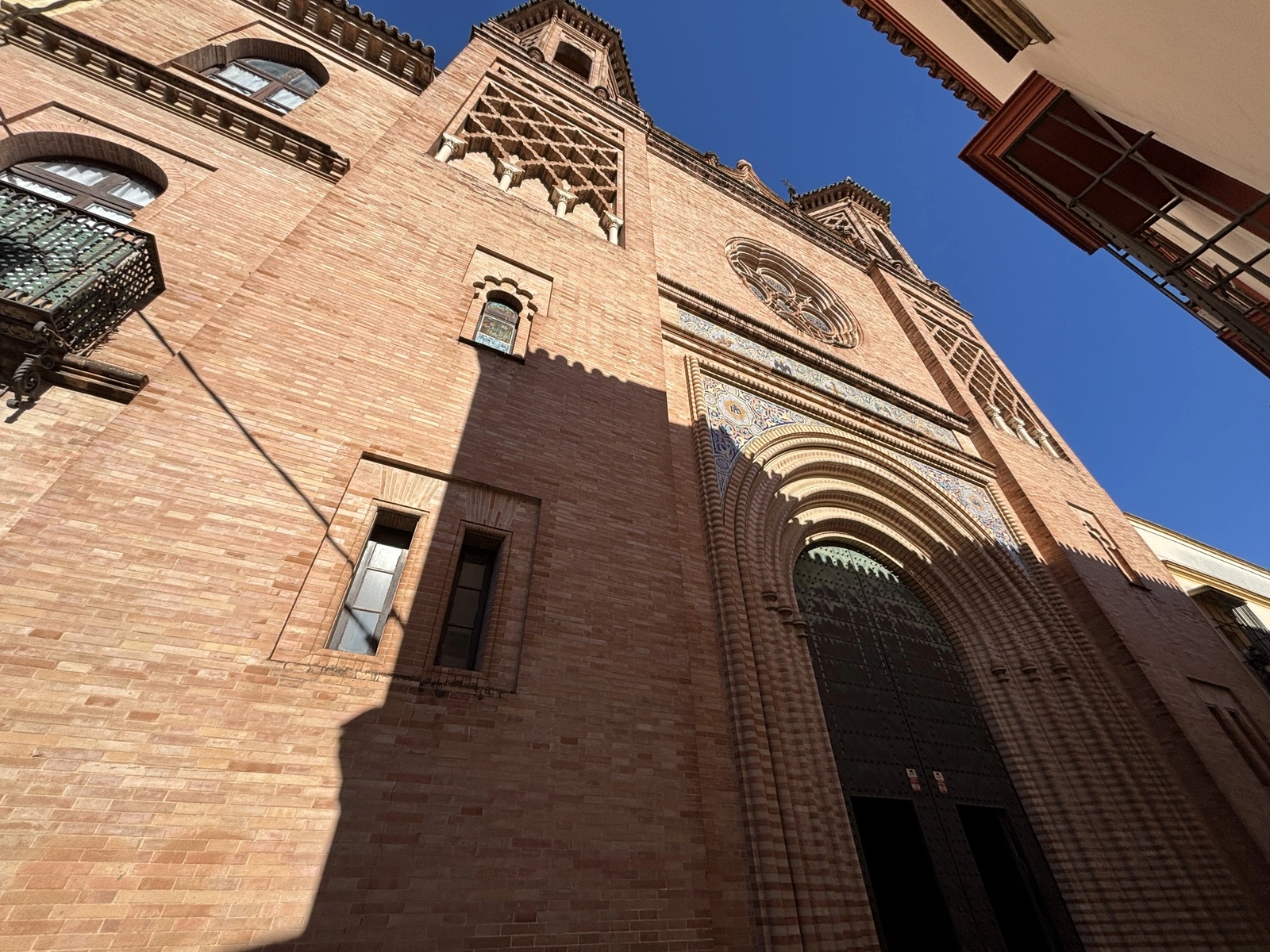 Fachada de la iglesia de las Reparadoras, de los arquitectos Aníbal González y Aurelio Gómez Millán.