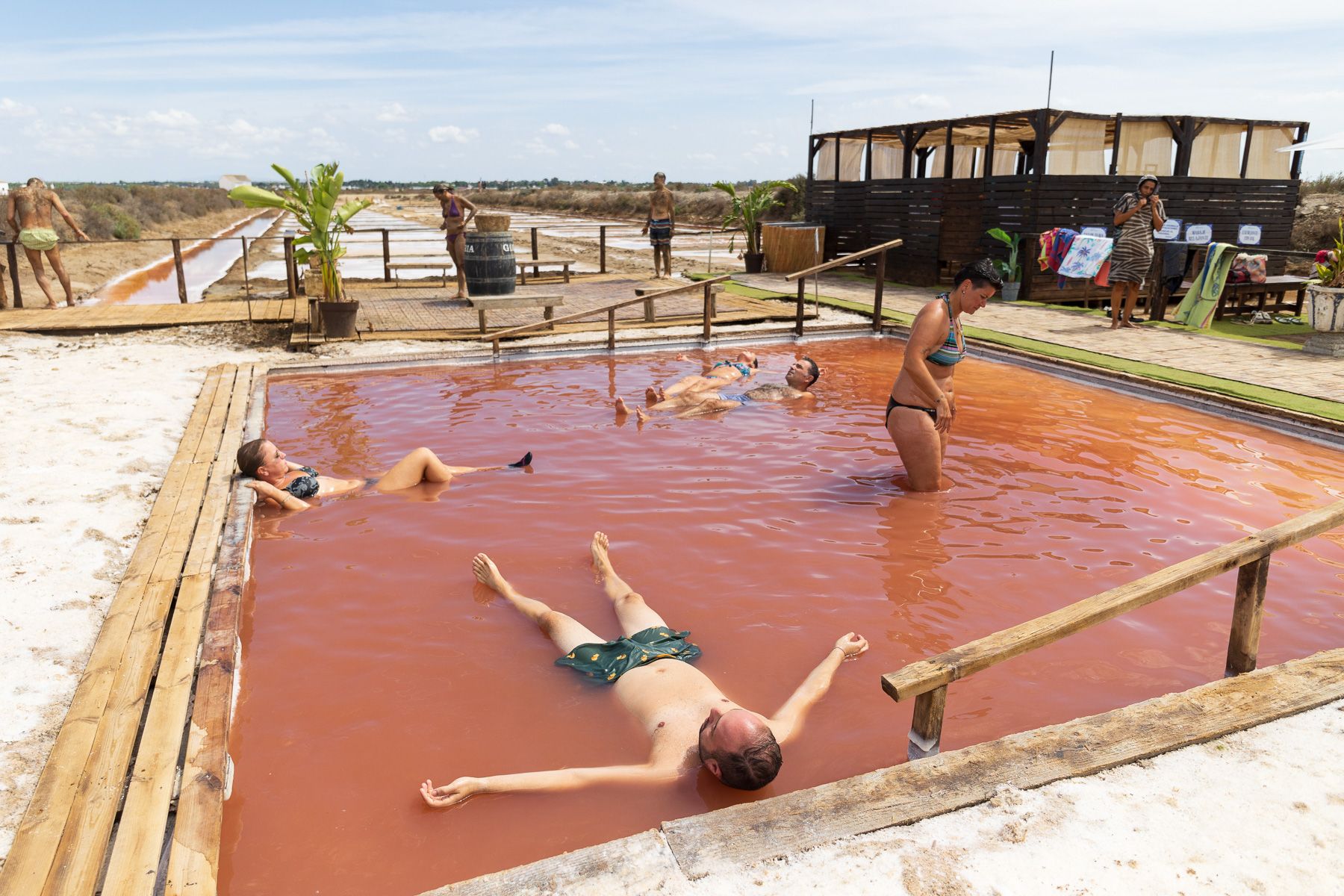 Visitantes disfrutan de las salinas en Chiclana.