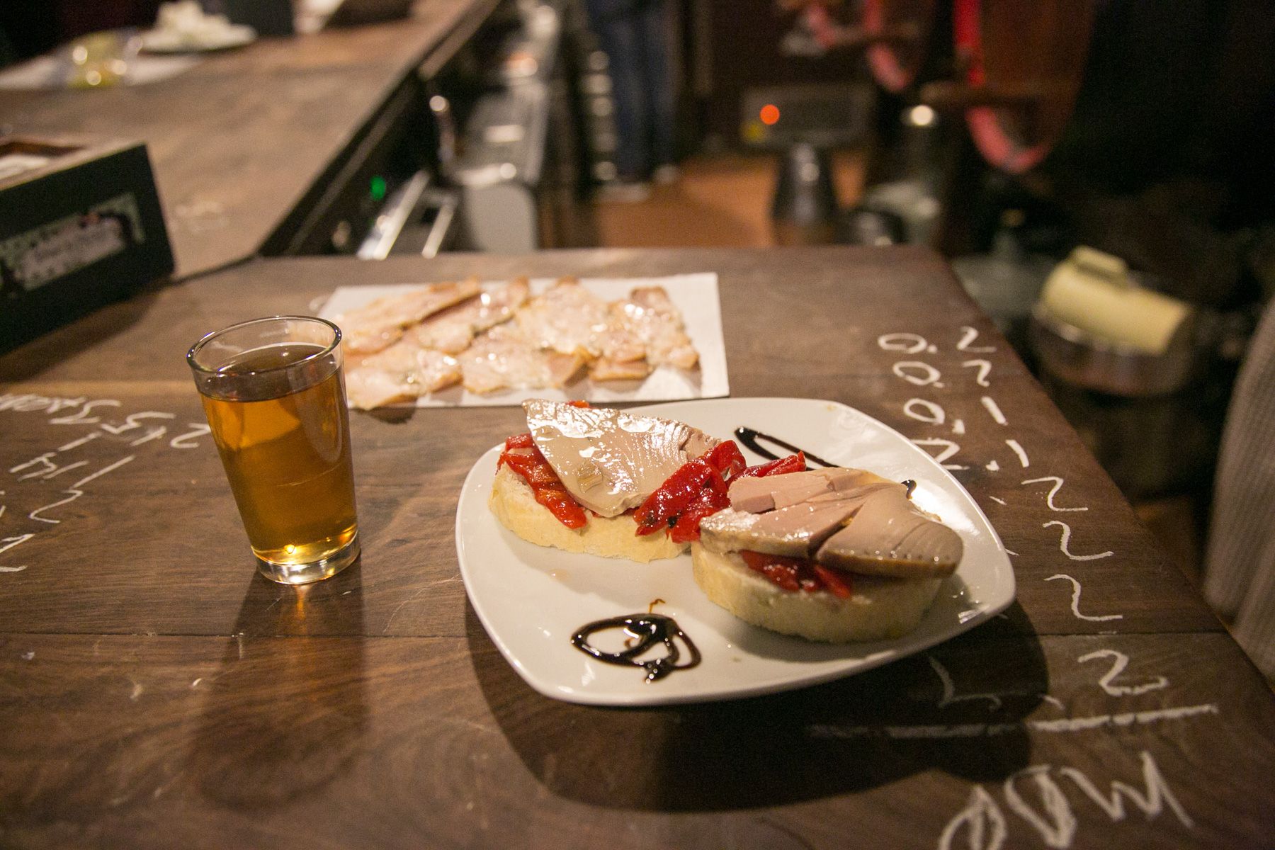Un vaso de vino de Jerez y montaditos, en un tabanco de la ciudad.