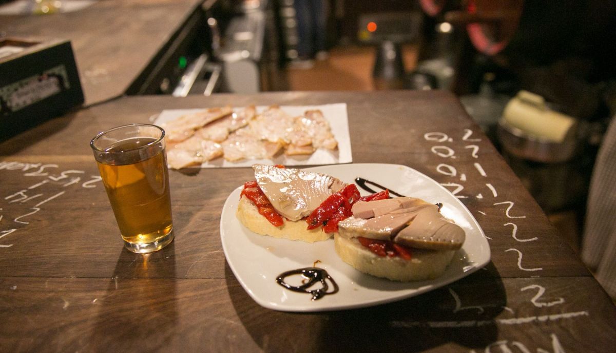 Un vaso de vino de Jerez y montaditos, en un tabanco de la ciudad.
