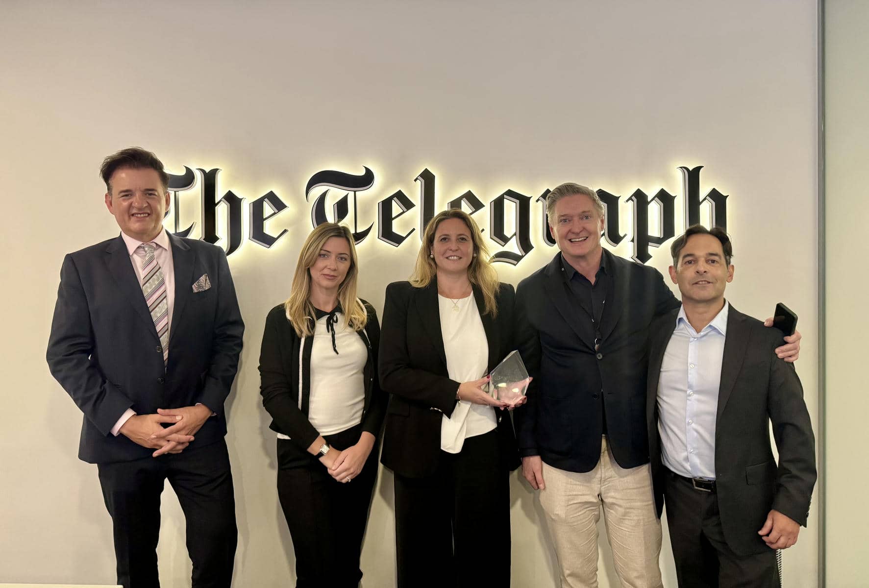 La delegación sevillana en el periódico en Londres.