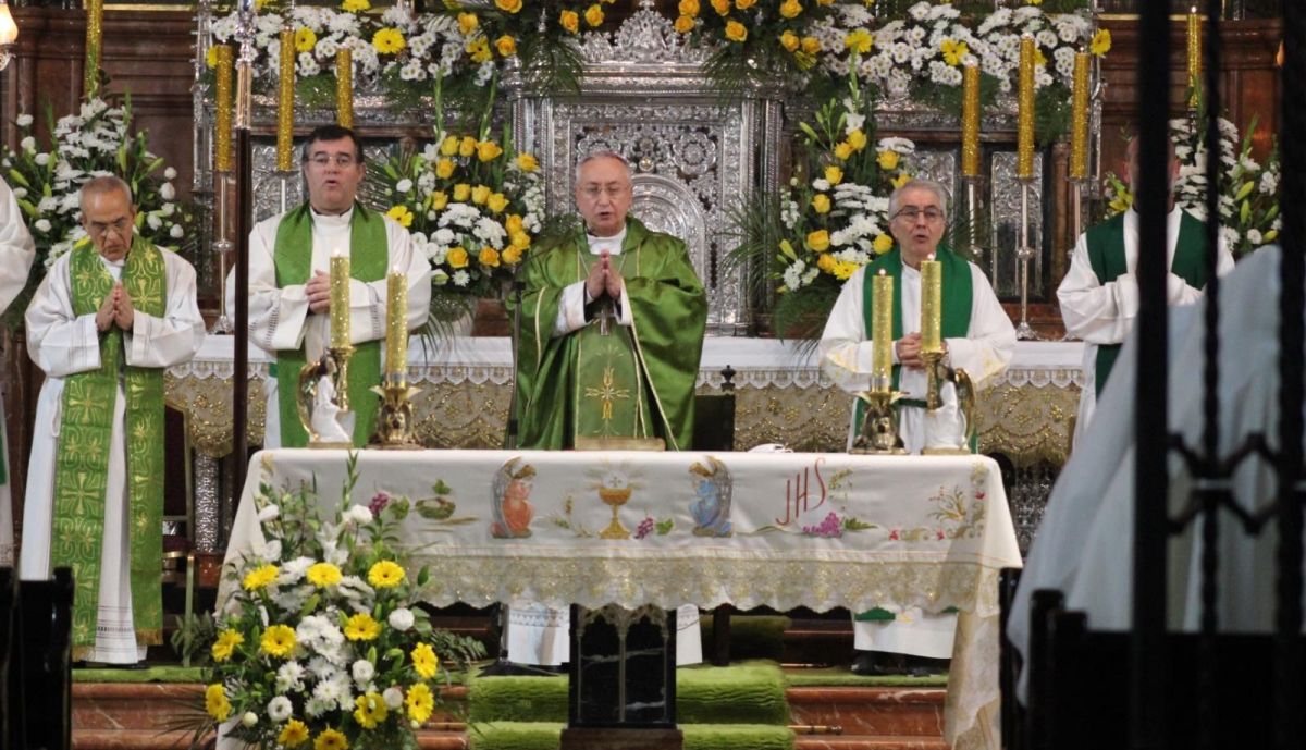 El obispo preside la Eucaristía por los 50 años de presencia en Jerez de las Esclavas del Santísimo Sacramento.
