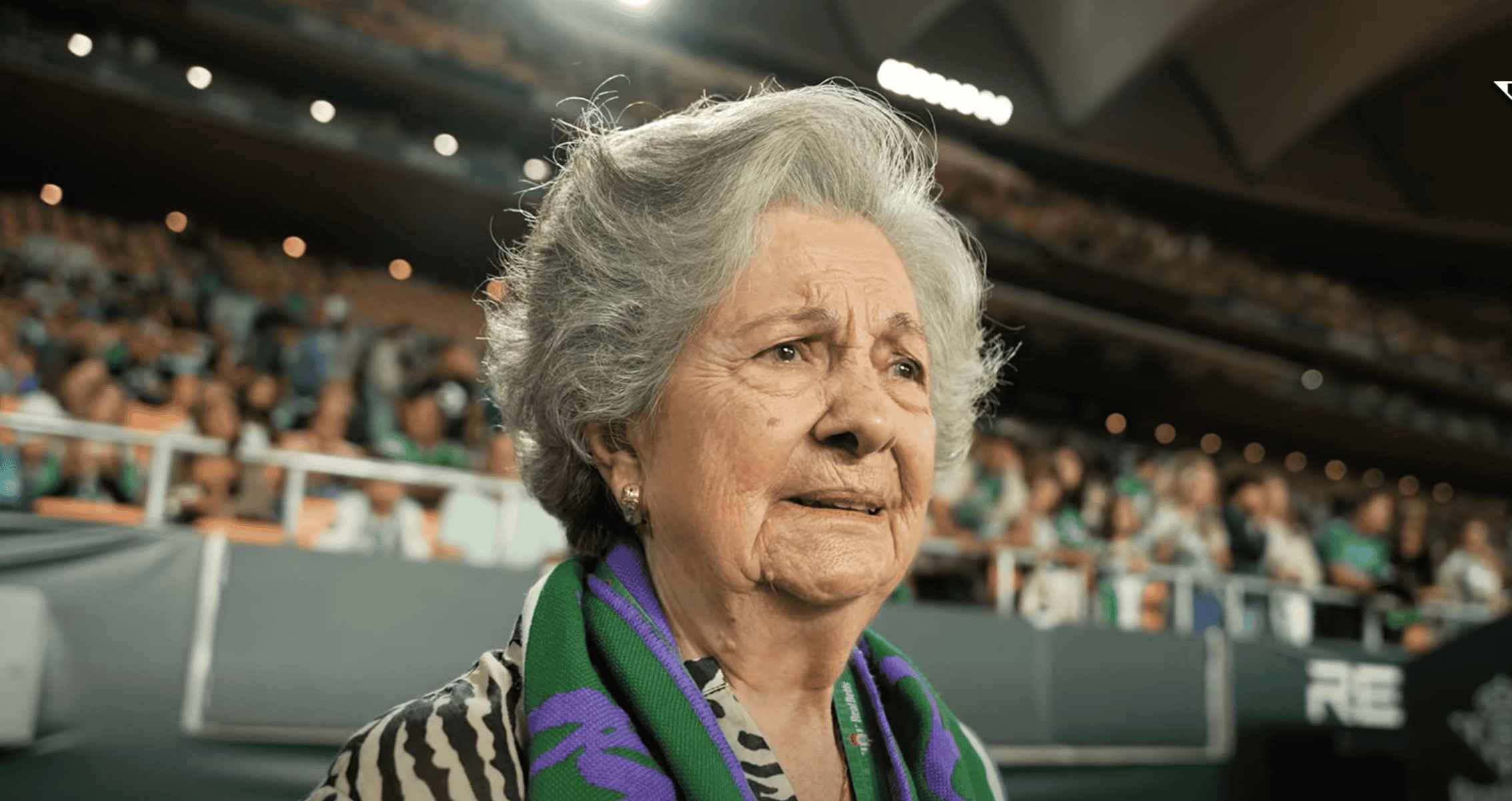 Las lágrimas de emoción de Guadalupe Fiñana, la 'abuela de dragones'.   FOTO: REAL BETIS
