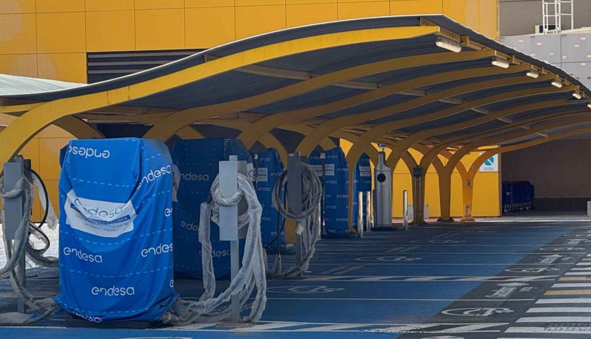 Otra imagen de la electrolinera que está a punto en Carrefour Norte.