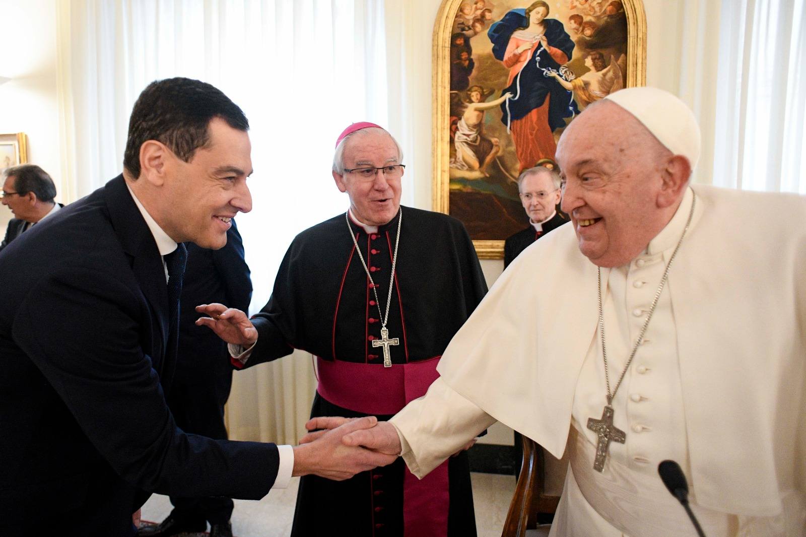 Juanma Moreno, con el papa Francisco.
