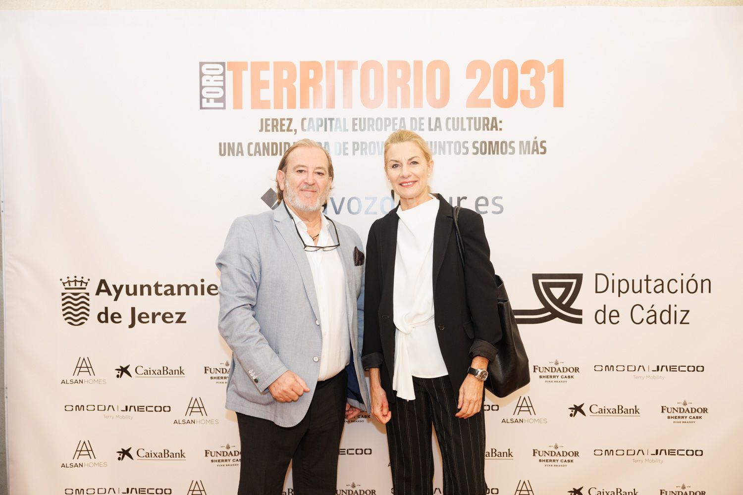 Carlos Vega, director comercial de lavozdelsur.es, e Isabel Mora, directora de Relaciones Públicas y Comunicación de El Corte Inglés.