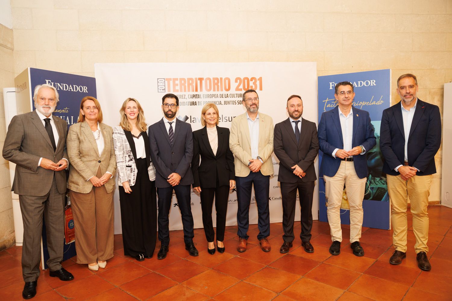 El primer teniente de alcaldesa de Jerez Agustín Muñoz, la alcaldesa de Puerto Real Aurora Salvador, la alcaldesa de Prado del Rey Vanesa Beltrán, el director de contenidos de lavozdelsures, Francisco Romero, la alcaldesa de Jerez María José García-Pelayo, el alcalde de La Línea Juan Franco, el director general de Comunicasur Media Paco Sánchez Múgica, el alcalde de Barbate Miguel Molina y el alcalde de Trebujena Ramón Galán.