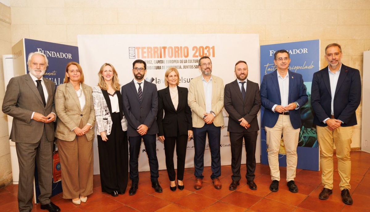 El primer teniente de alcaldesa de Jerez Agustín Muñoz, la alcaldesa de Puerto Real Aurora Salvador, la alcaldesa de Prado del Rey Vanesa Beltrán, el director de contenidos de lavozdelsures, Francisco Romero, la alcaldesa de Jerez María José García-Pelayo, el alcalde de La Línea Juan Franco, el director general de Comunicasur Media Paco Sánchez Múgica, el alcalde de Barbate Miguel Molina y el alcalde de Trebujena Ramón Galán.